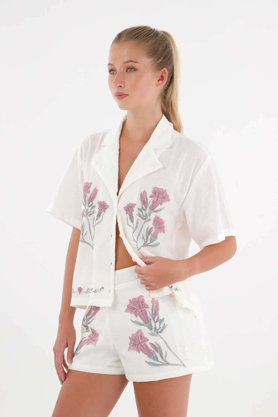 Short con detalles florales crudo para mujer
