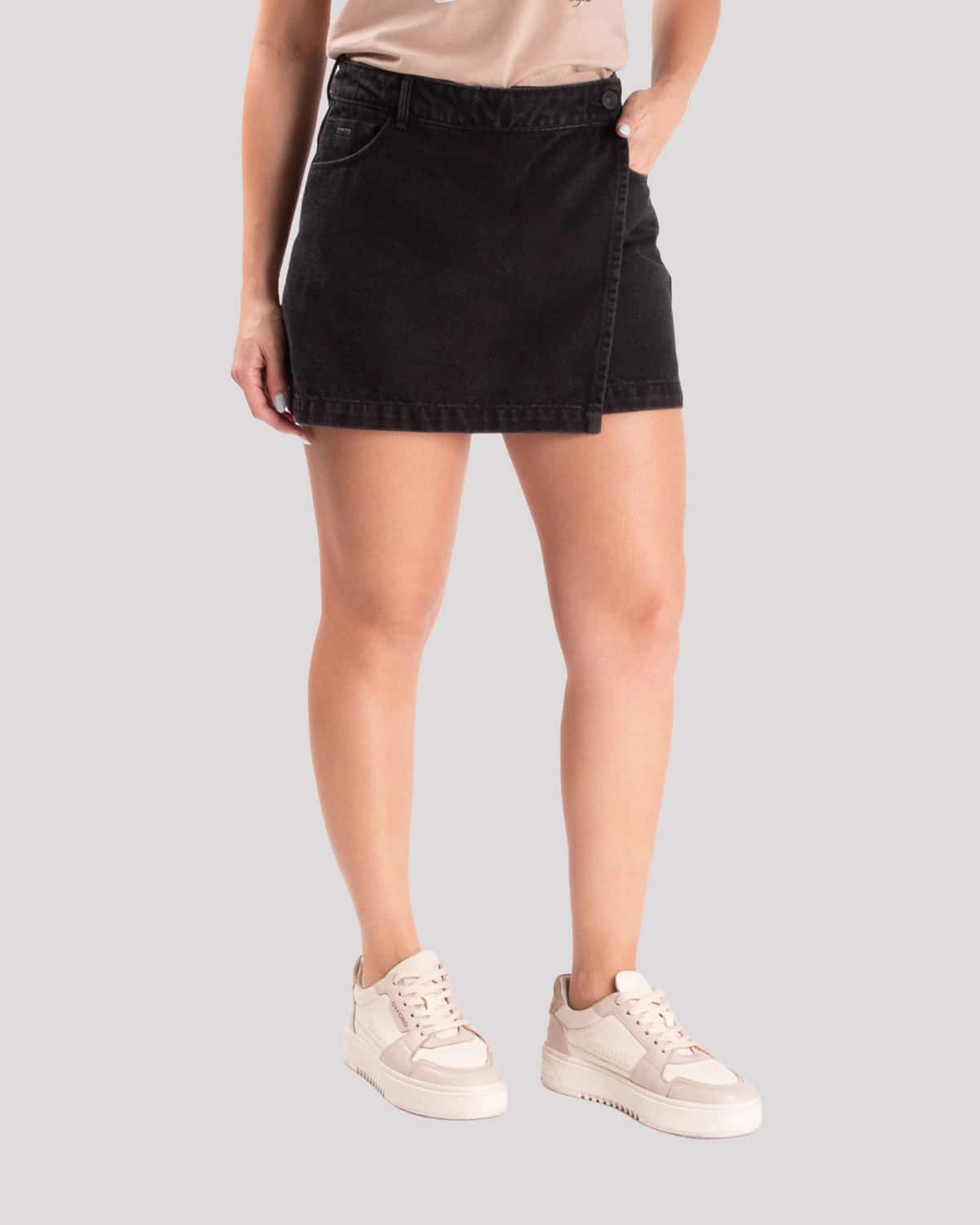 Short negro para mujer