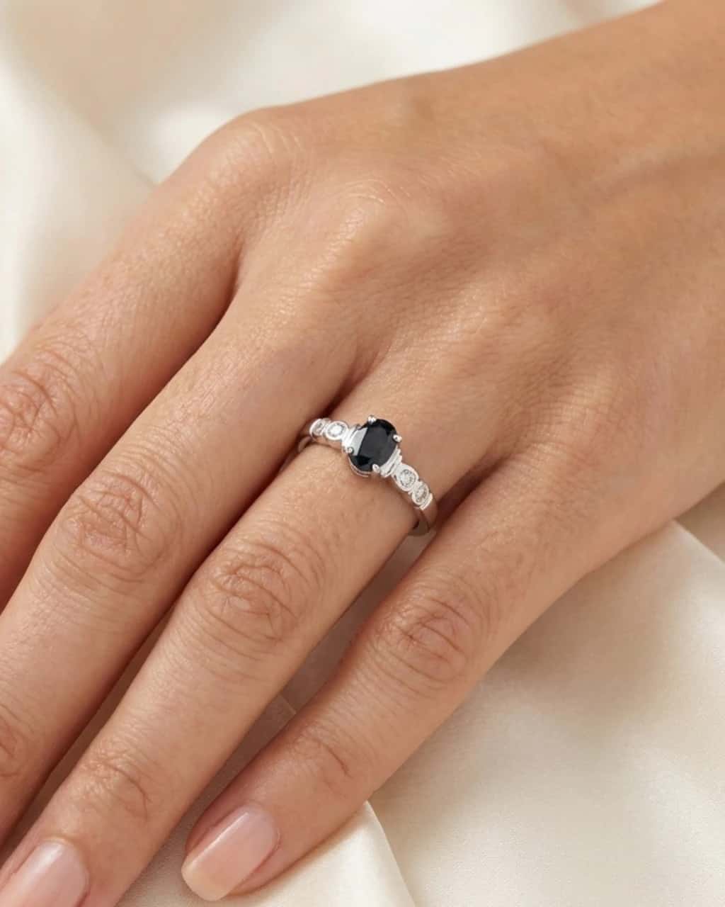 Anillo Oro Blanco Zafiro azul y diamantes Oro 18K