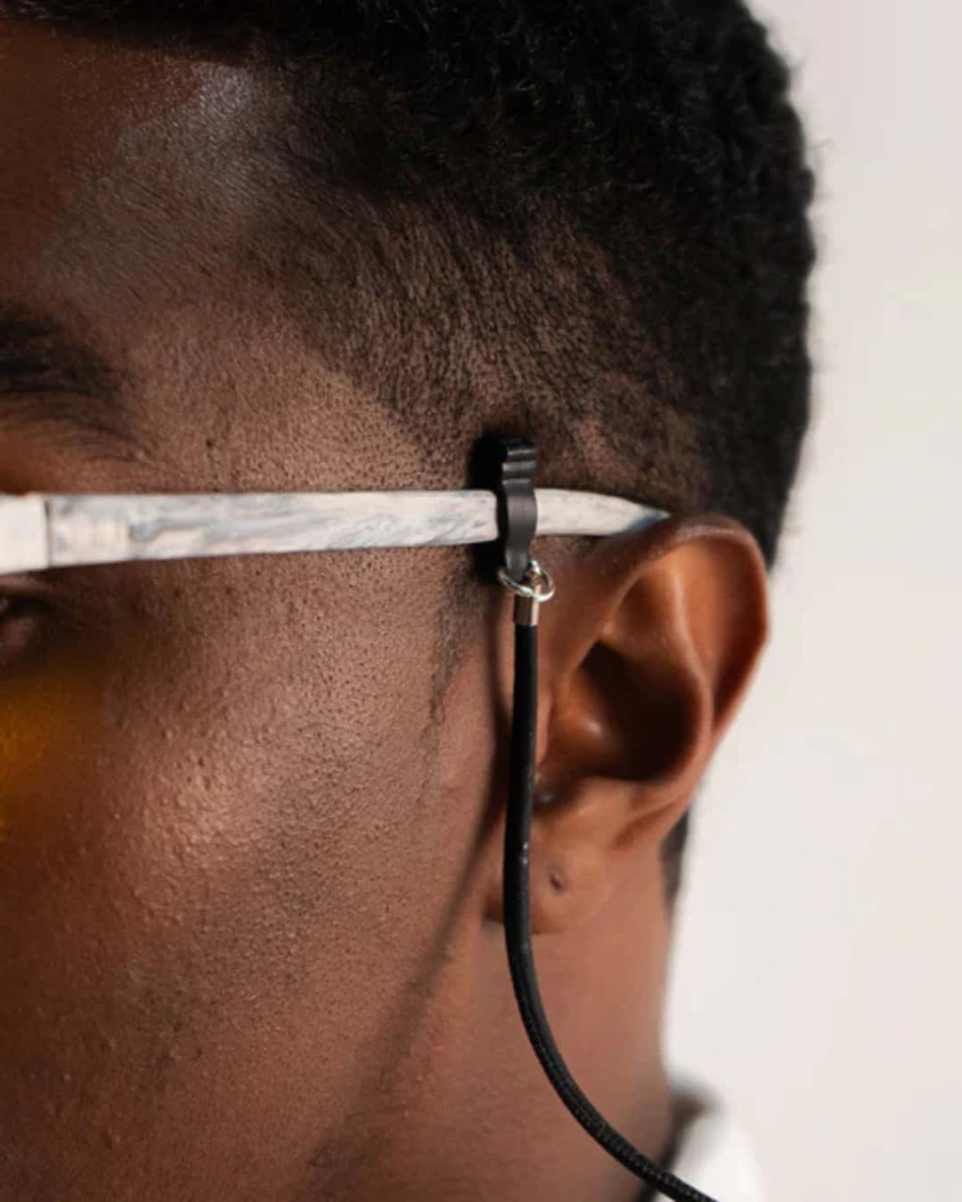CUELGA GAFAS ALCORNOQUE AZABACHE - miniatura 4