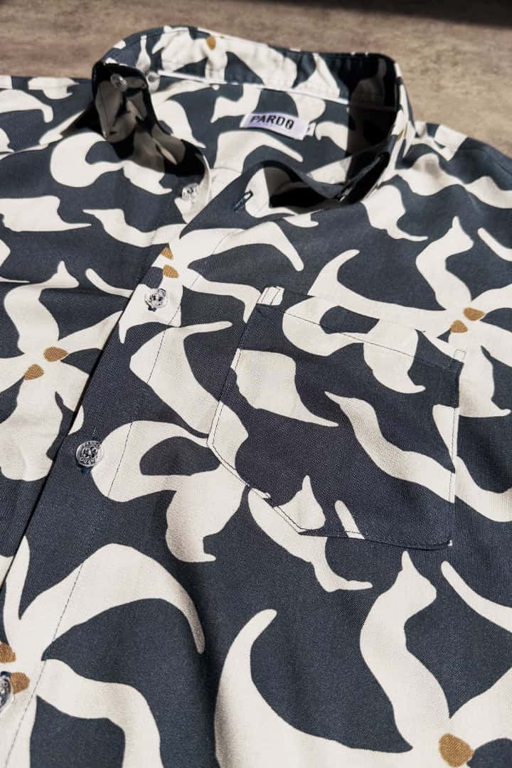 Camisa azul flores - miniatura 3