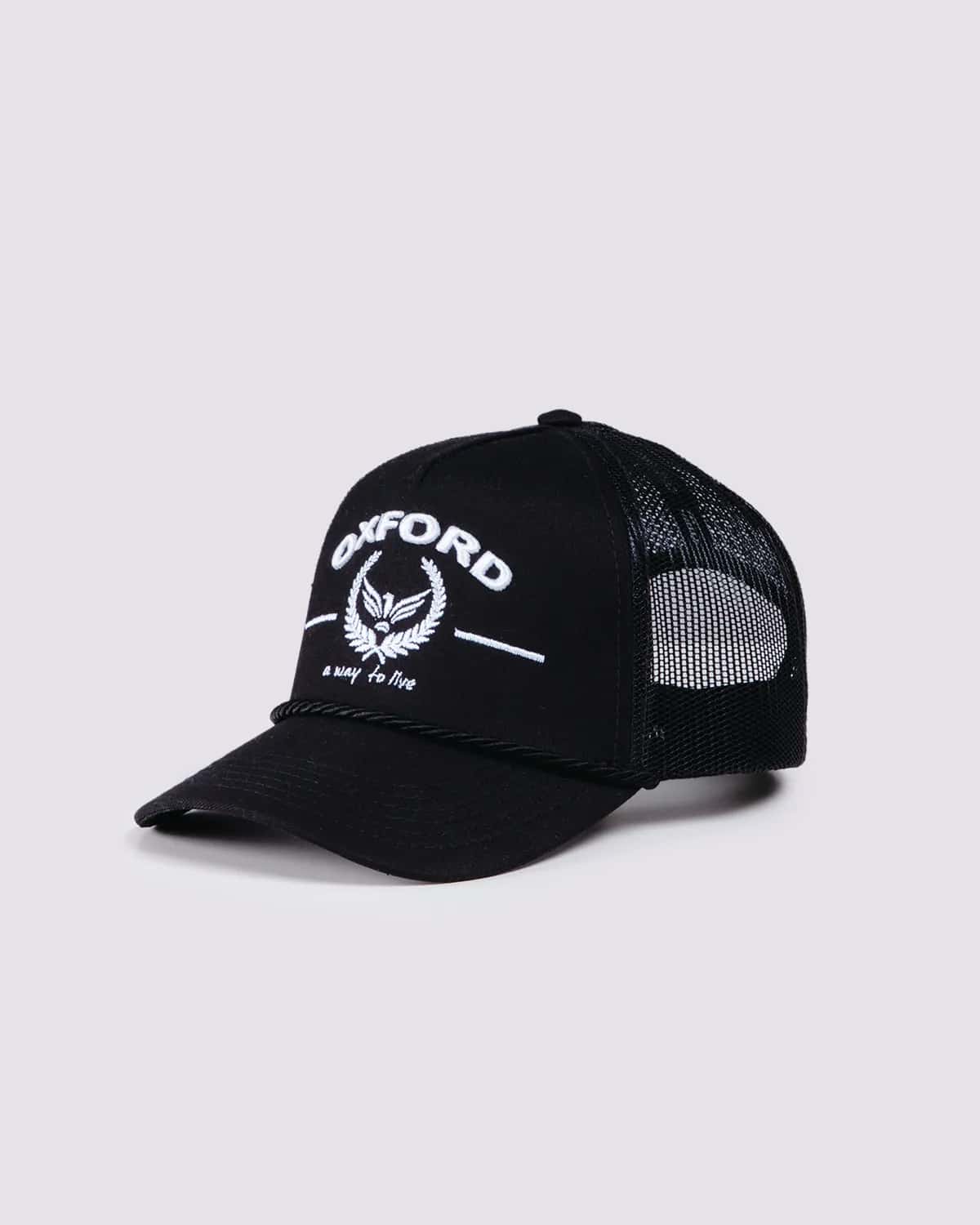 Gorra negra bordado frontal