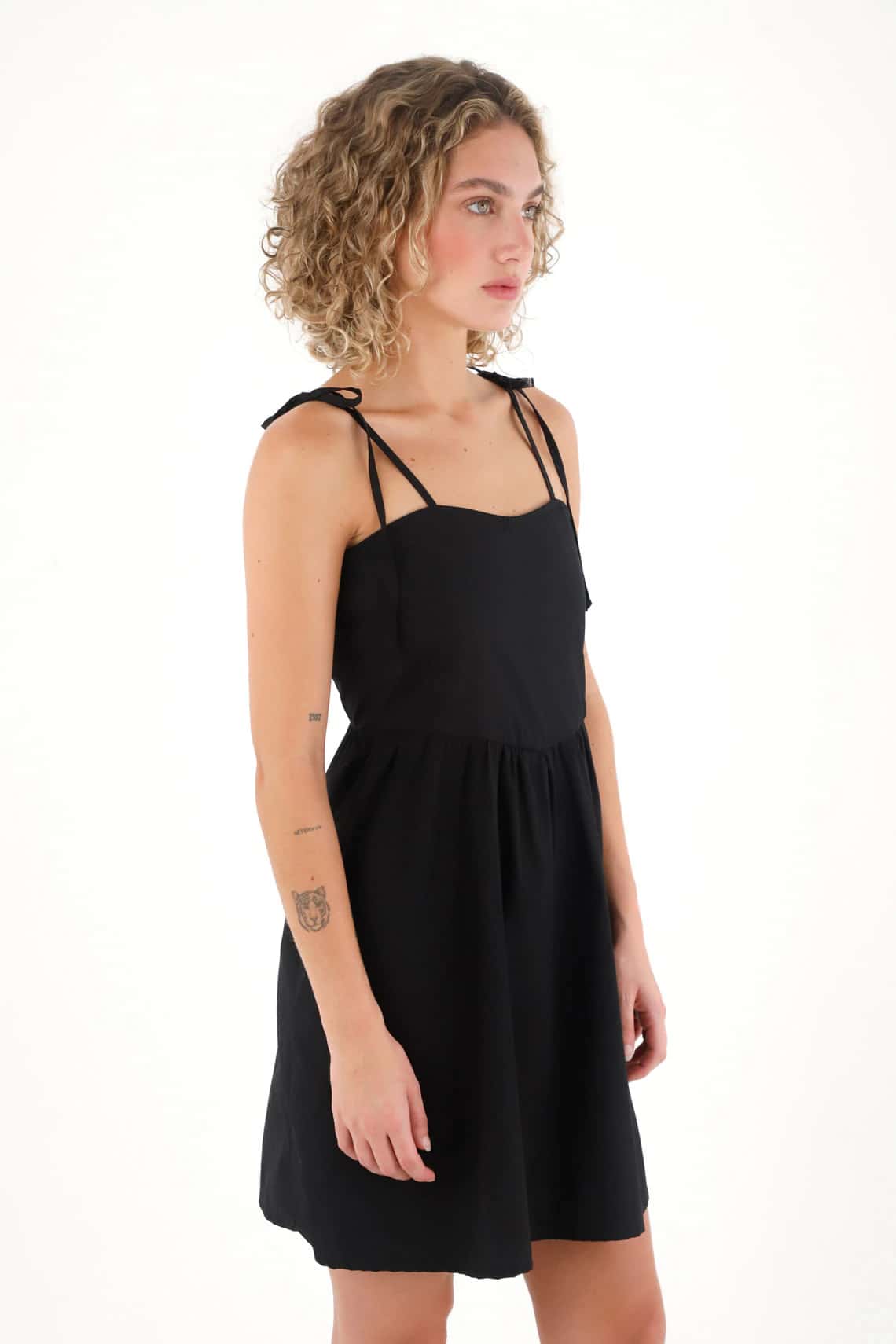 Vestido corto de tiras que anudan en hombro negro para mujer