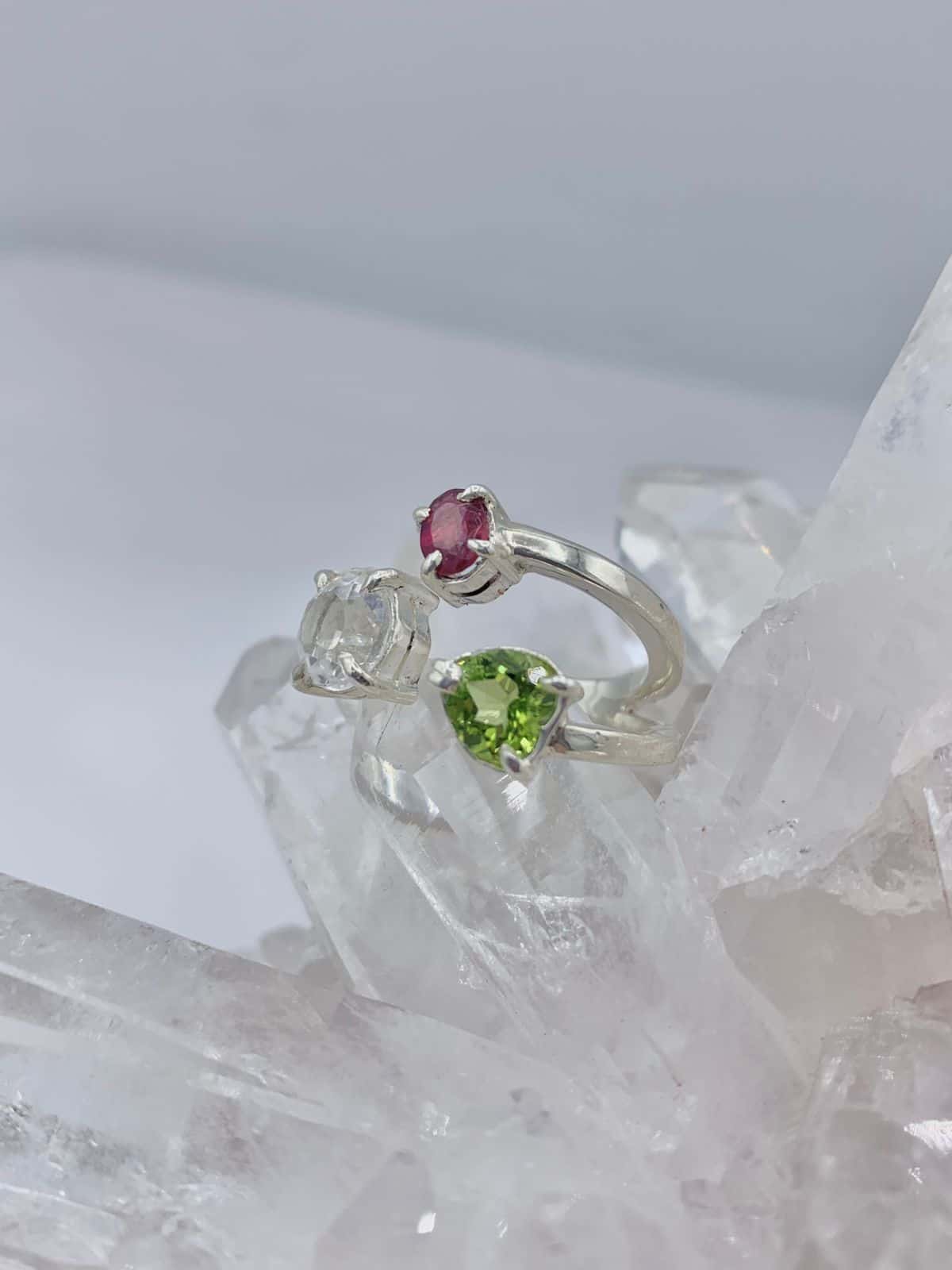 Anillo multipiedras Rubí, Peridoto y Cuarzo Transparente colección llénate de color