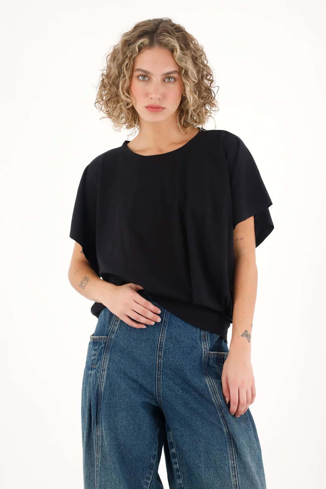 Camiseta con prenses en delantero negra para mujer