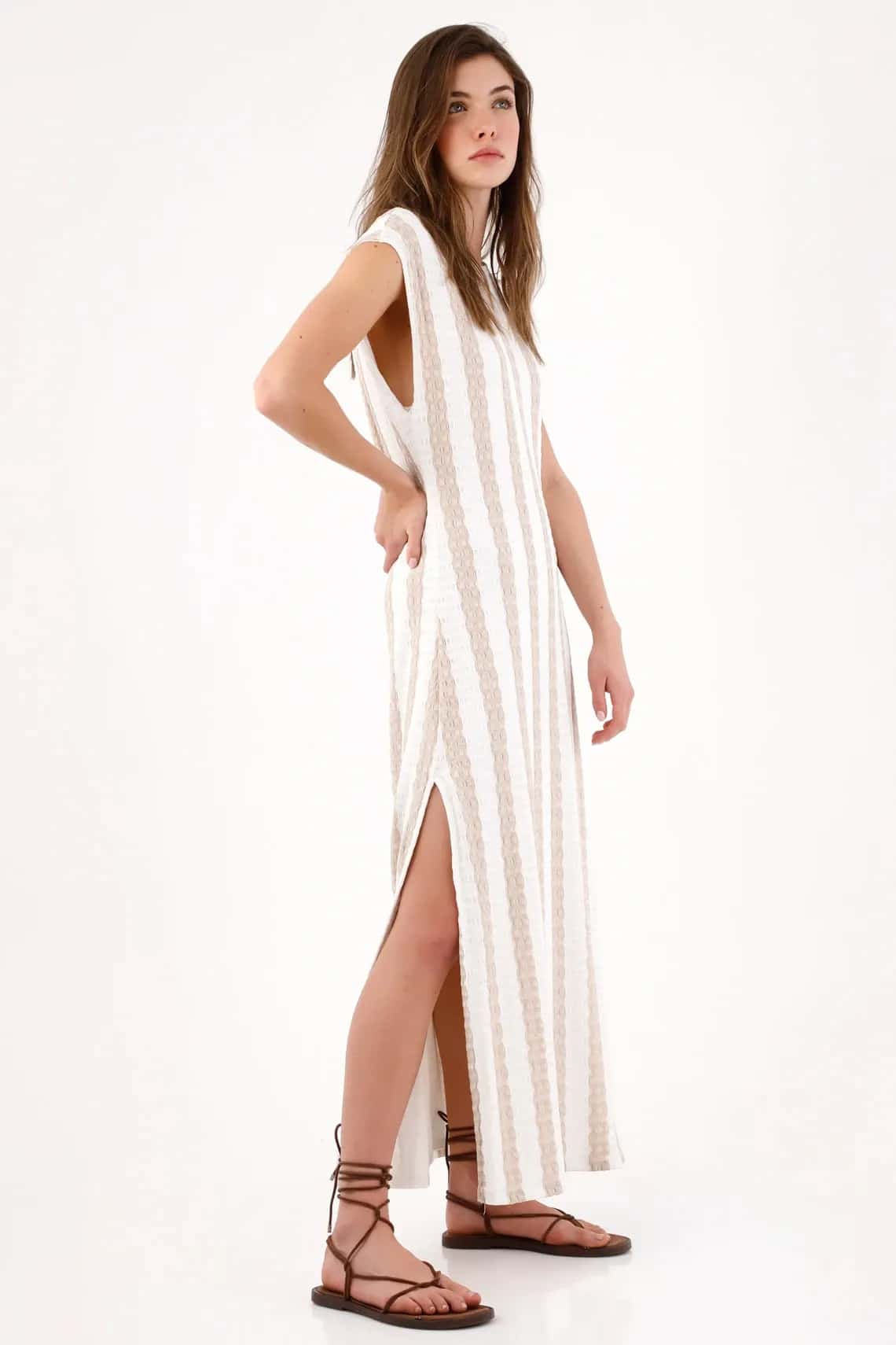 Vestido recto con rayas texturadas en algodón blanco y beige para mujer