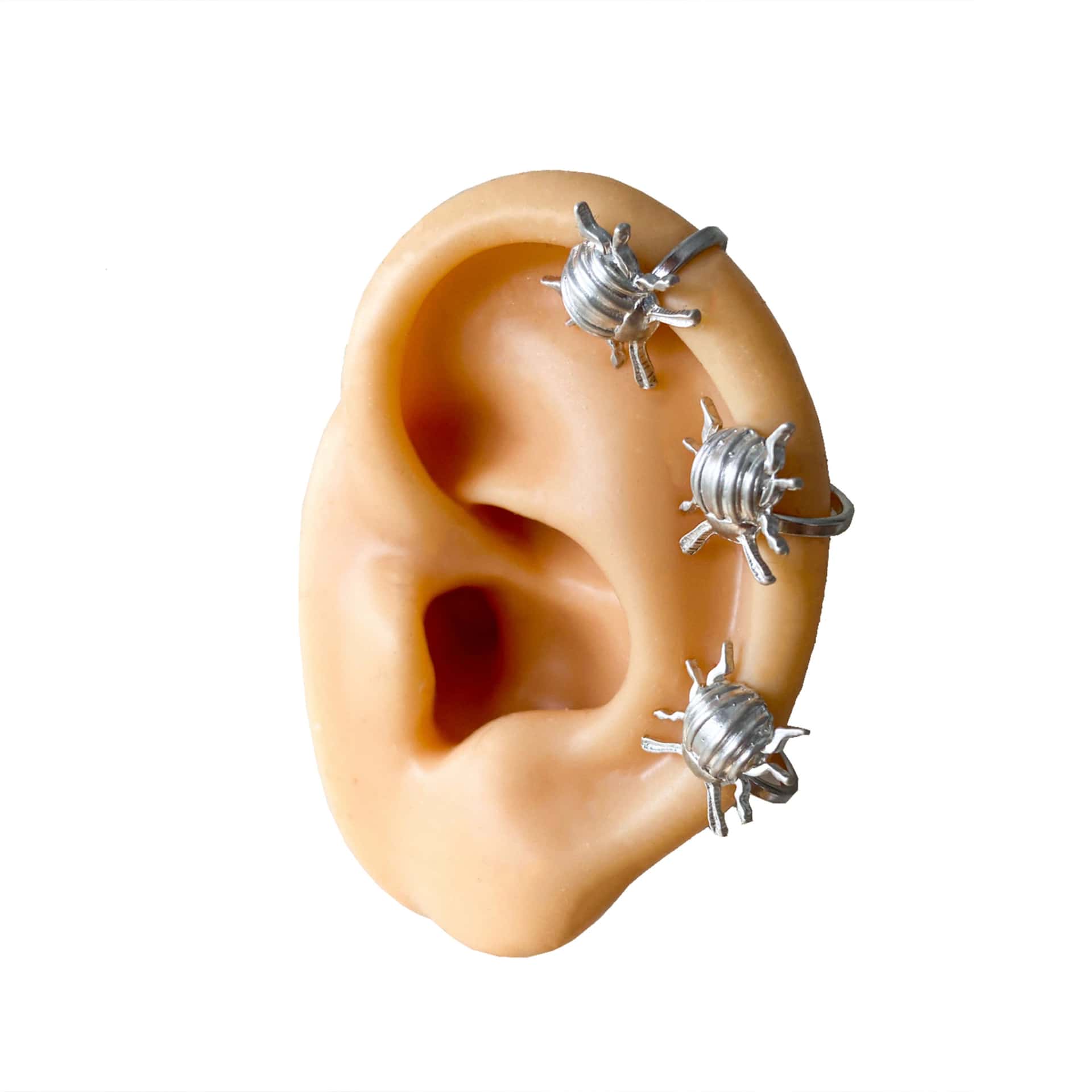 Tiny Beetle Ear Cuff - miniatura 3