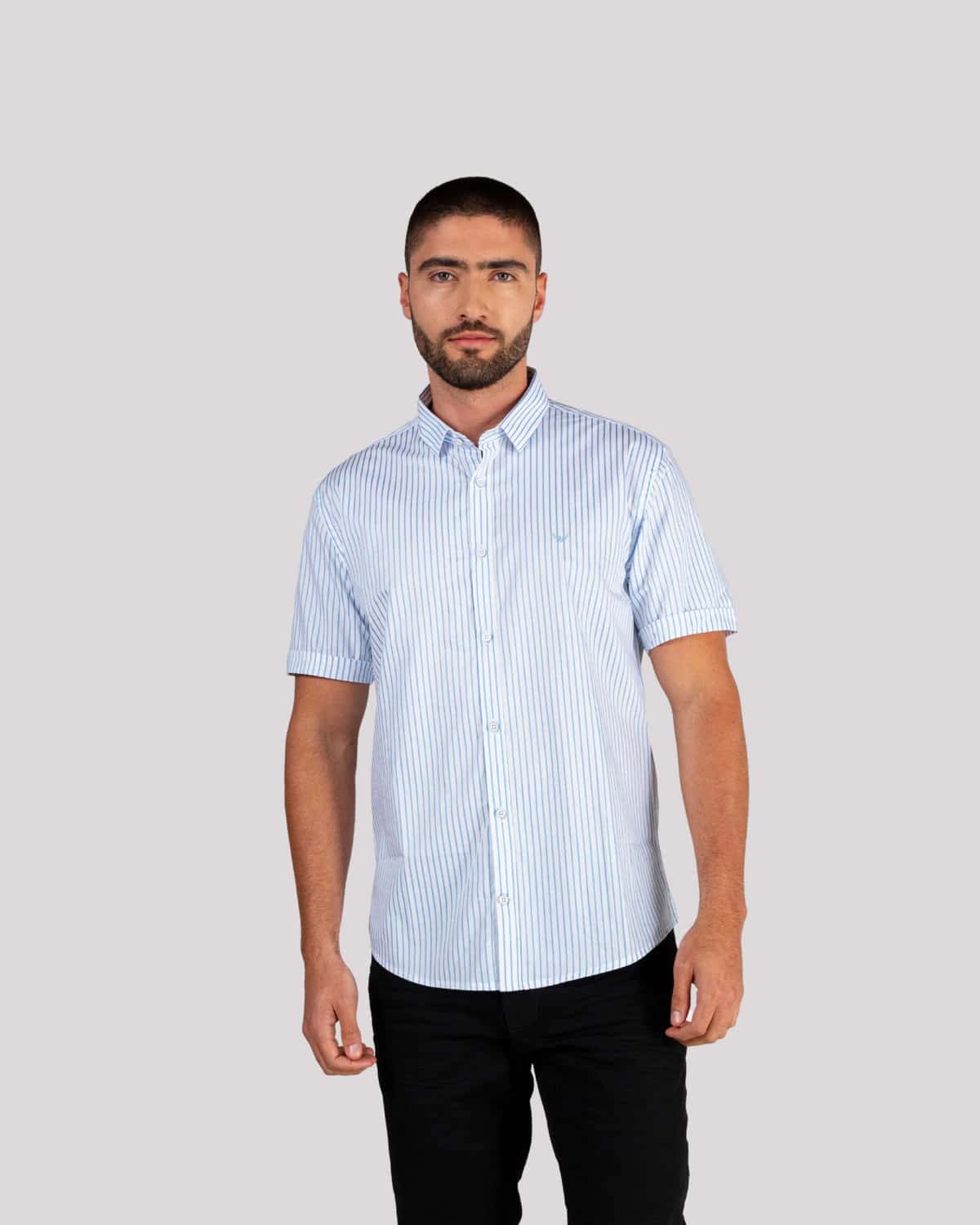 Camisa celeste rayas manga corta para hombre