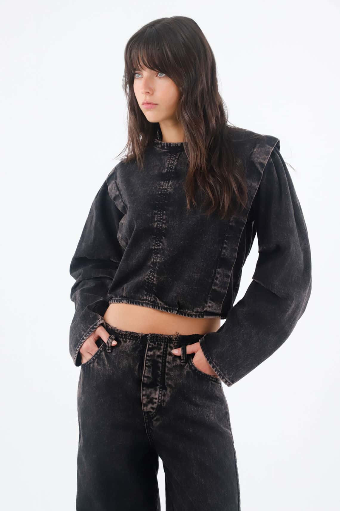Camisa para mujer en algodón negro lavado relajado con hombros marcados