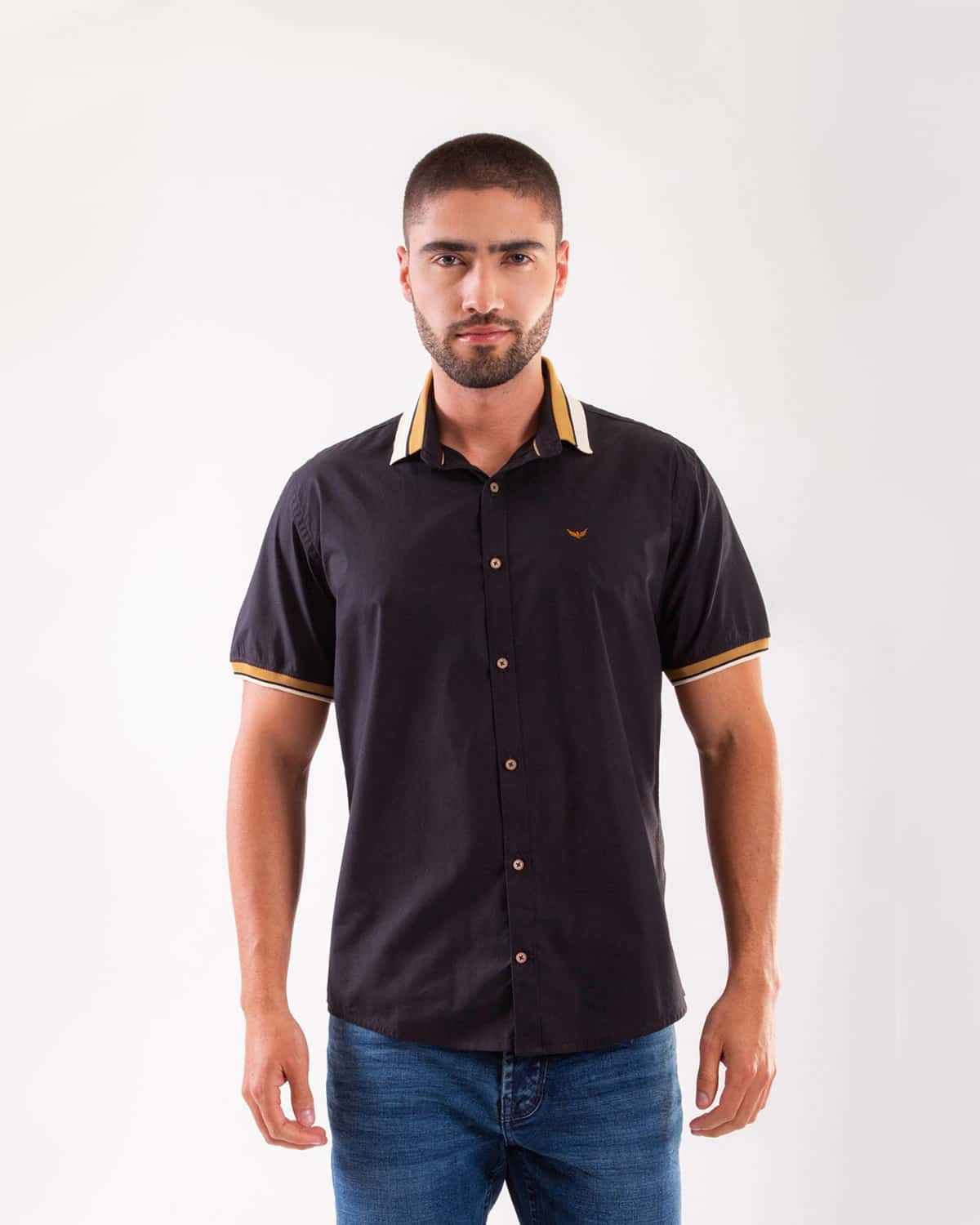 Camisa negra manga corta para hombre