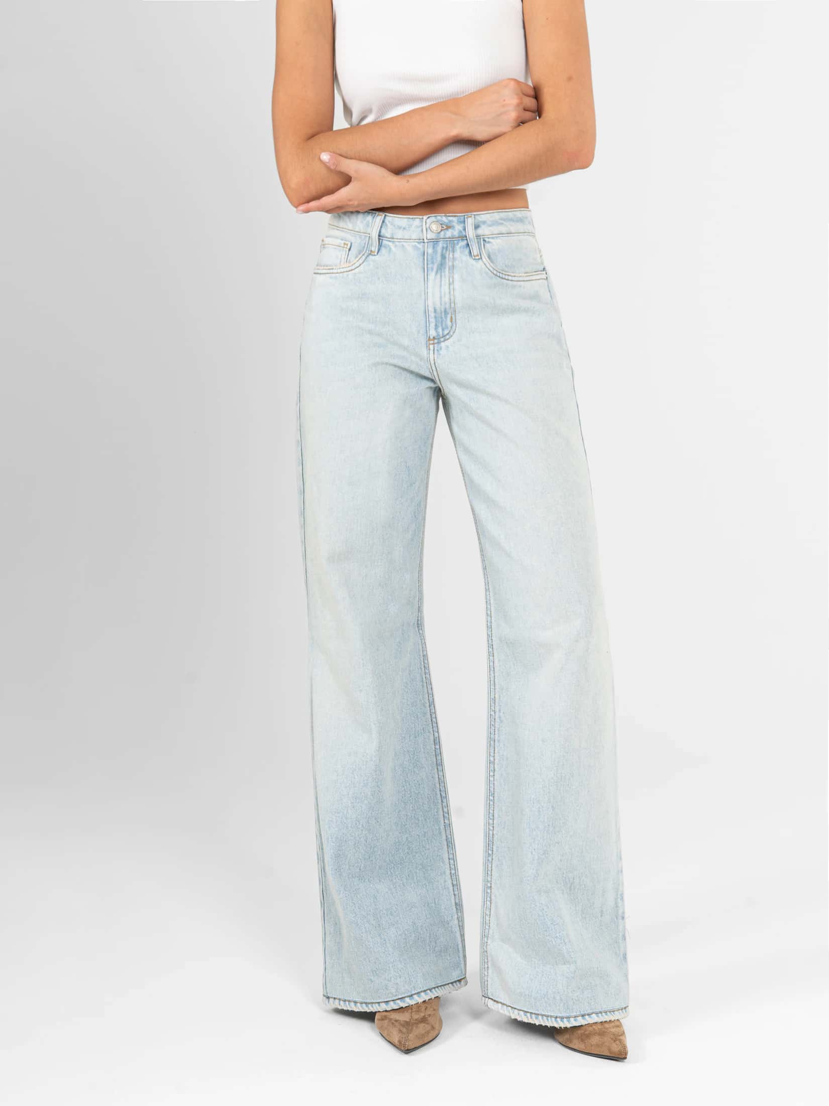 Ref: 066498 Jean mom flare, rígido, tiro alto, tono azul claro
