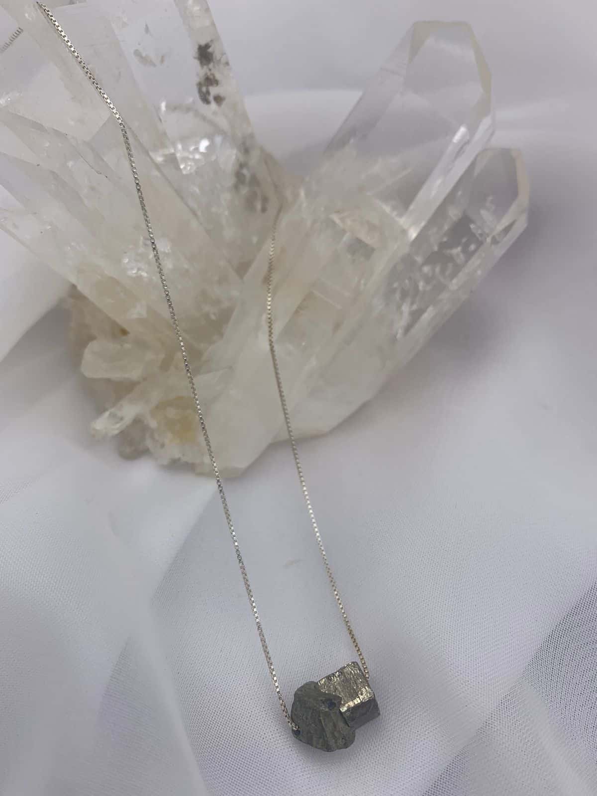 Pirita con cadena