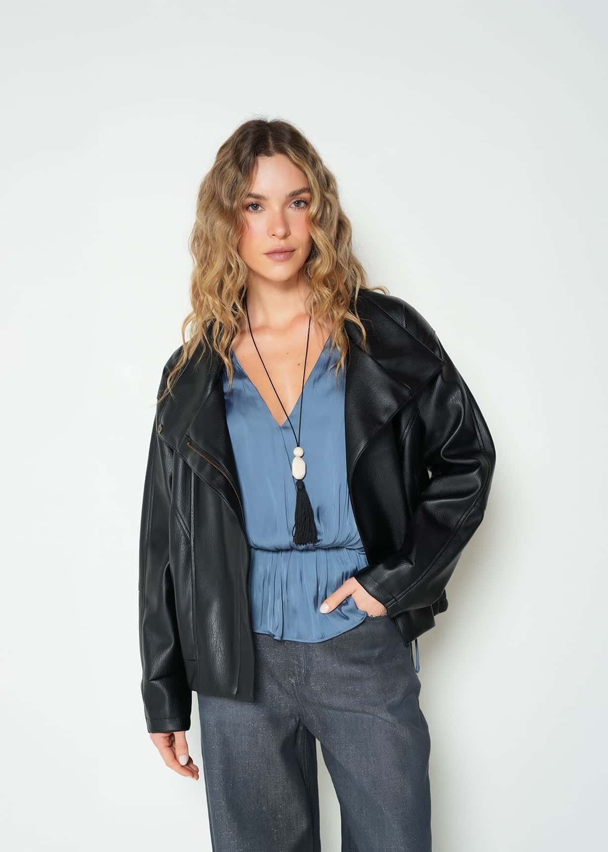 Chaqueta tipo cuero con bolsillos