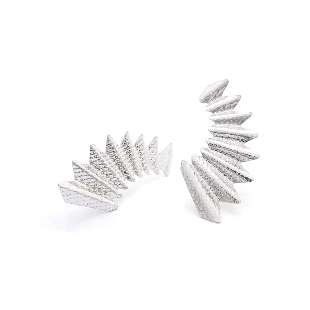 ARETES ABANICOS ESCALONADOS PLATEADOS