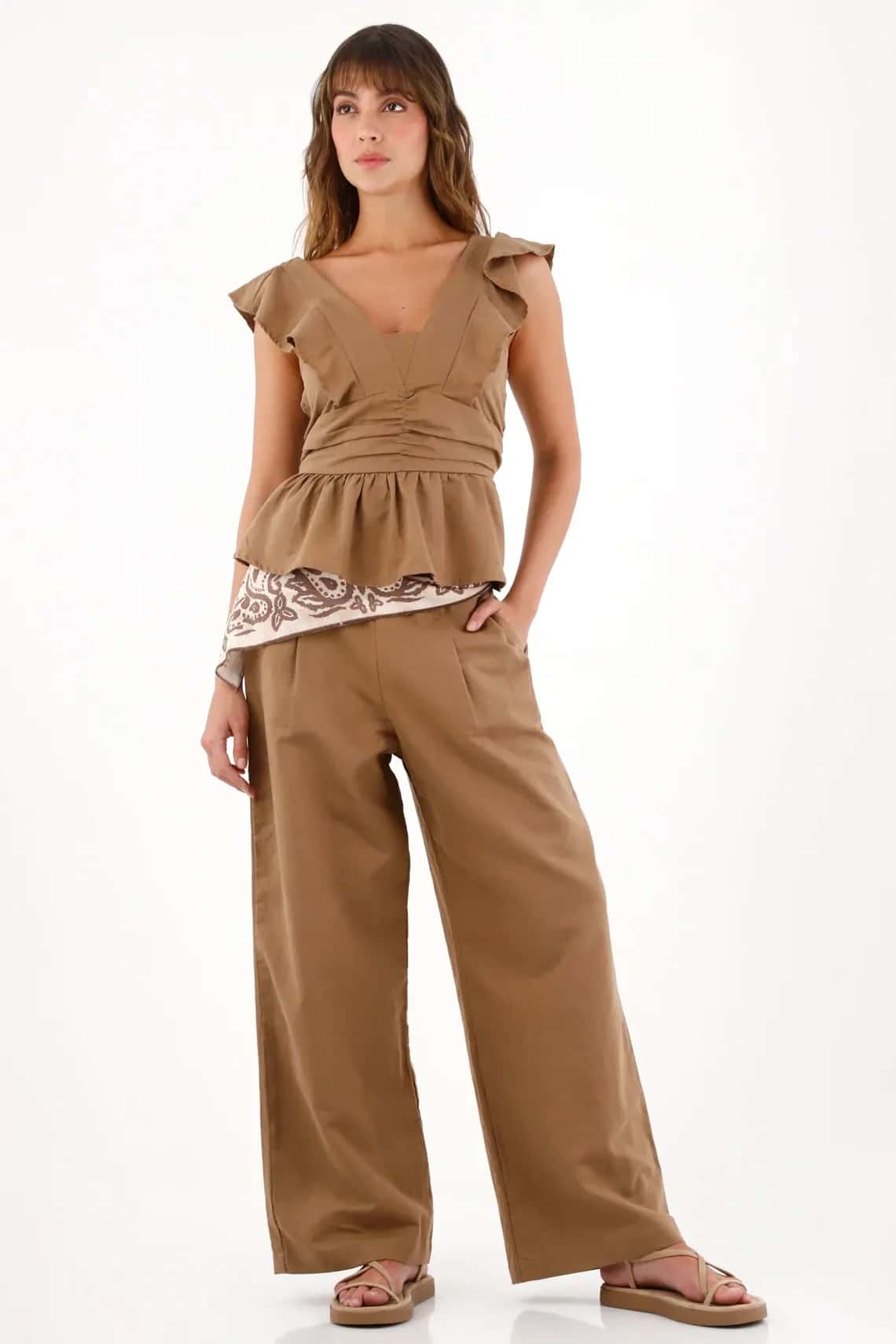 Camisa con escote en V y boleros café para mujer