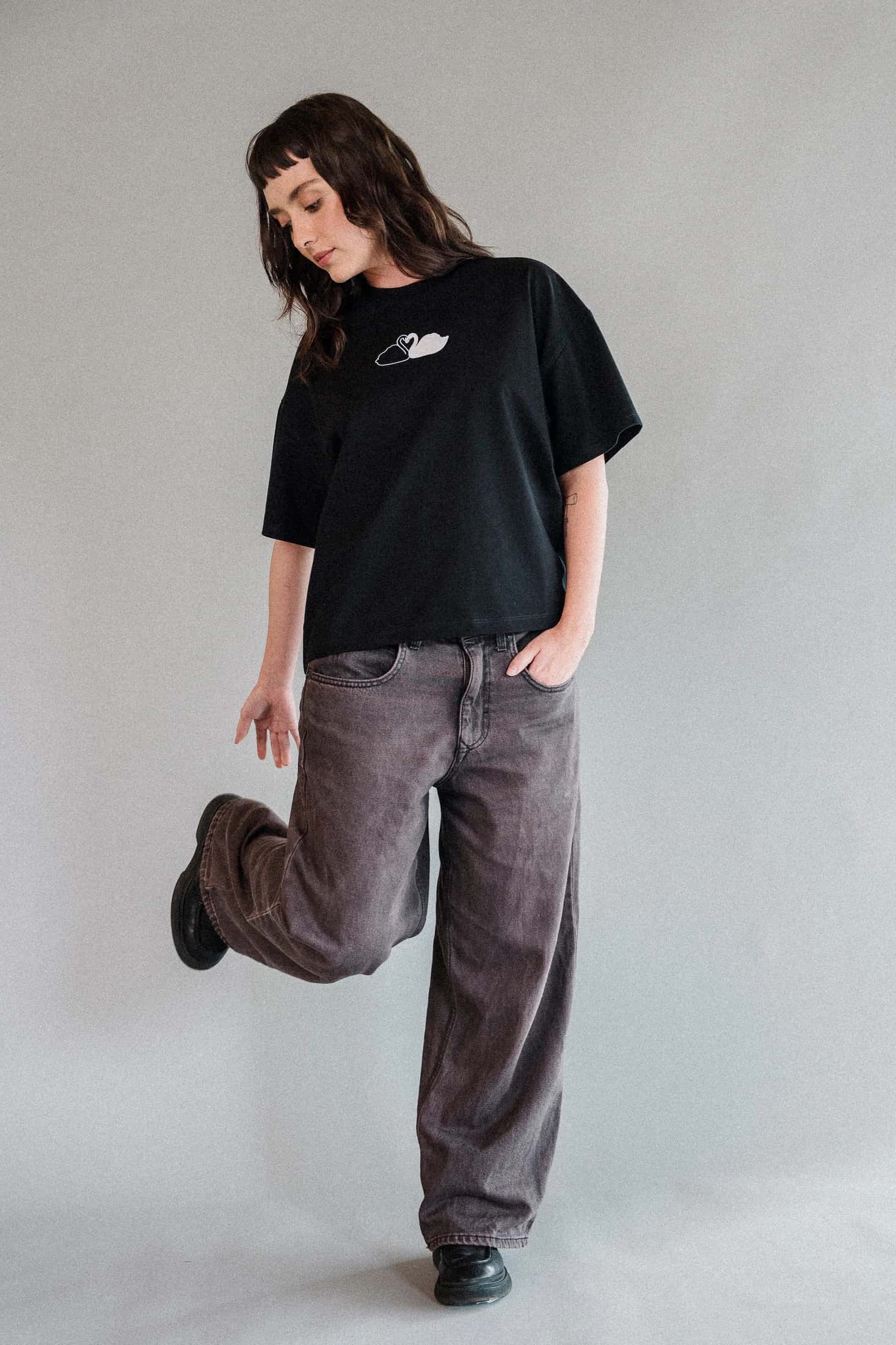 Camiseta unisex CISNES ENAMORADOS - miniatura 2