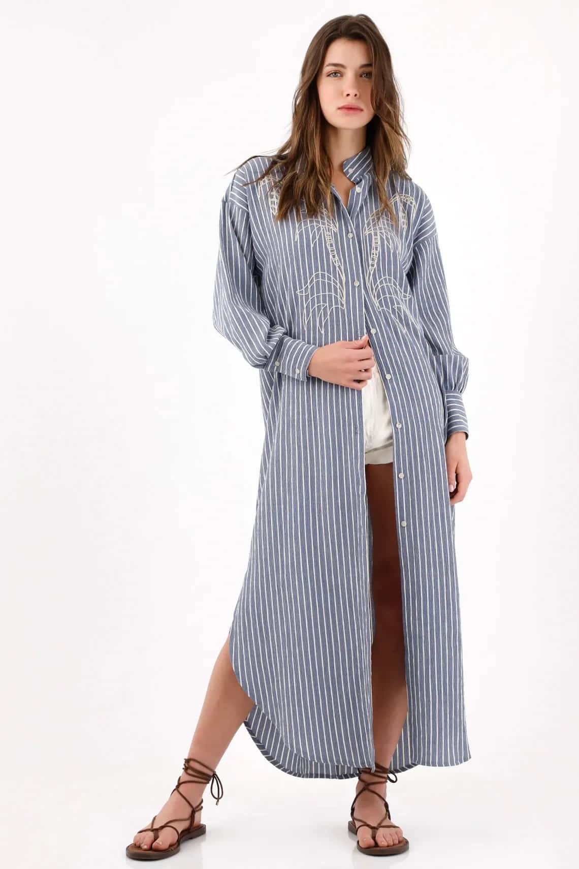 Vestido camisero relajado con bordado de palmeras en poliéster azul a rayas para mujer
