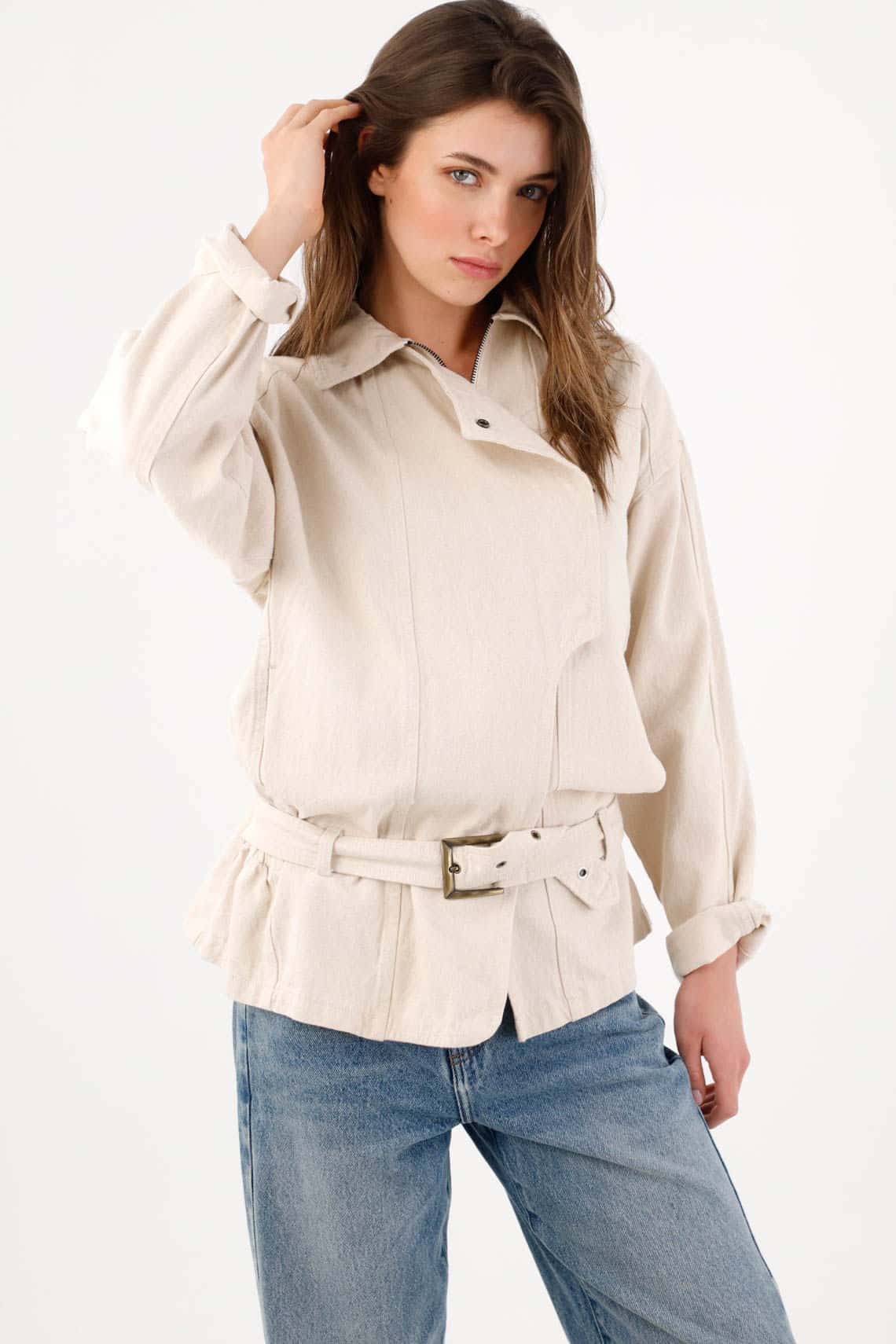 Cazadora fit relajado con cinturón de algodón beige para mujer