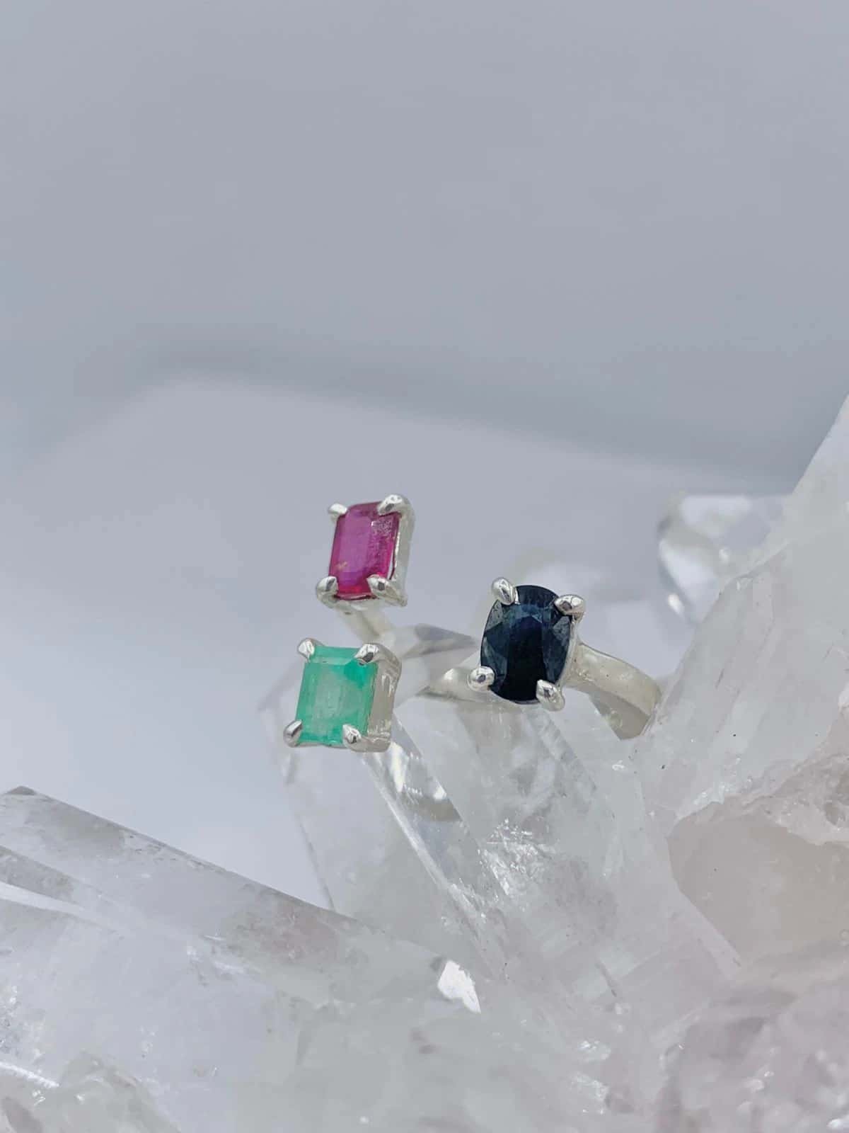 Anillo multipiedras Rubí, Esmeralda y Turmalina colección llénate de color