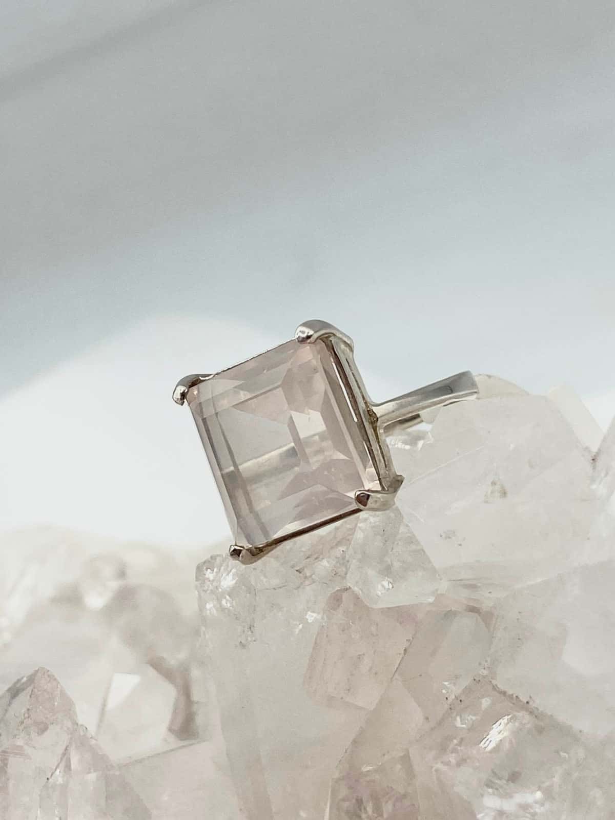 Anillo Cuarzo Rosa Cuadrado mediano