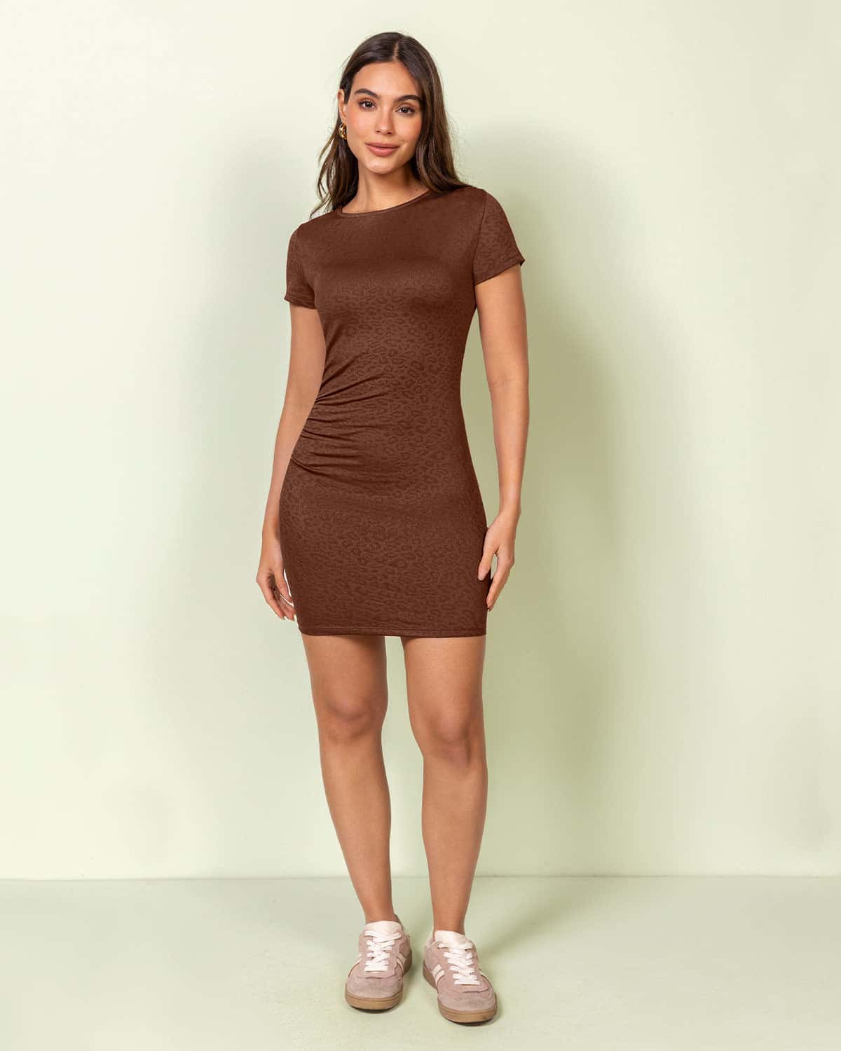Vestido corto con acabado animal print