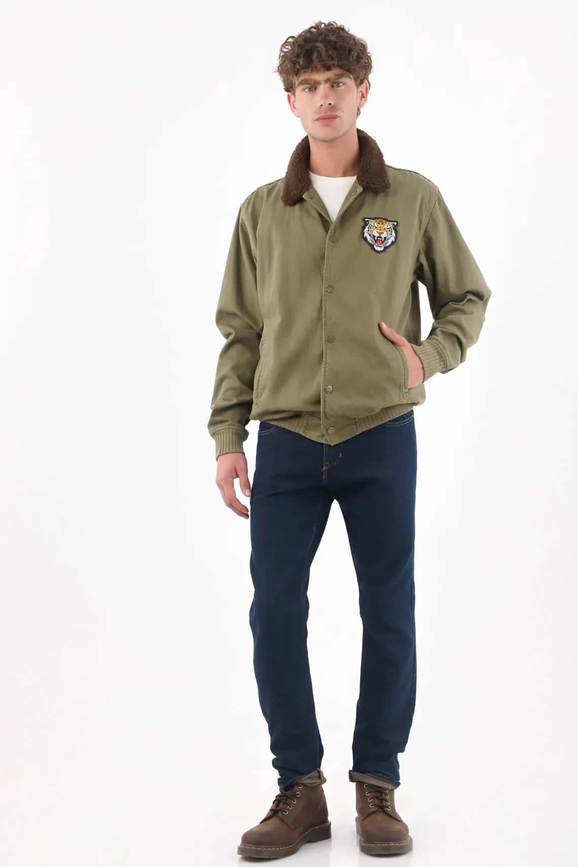 Chaqueta tipo bomber para hombre en algodón verde oliva fit recto con parche de tigre