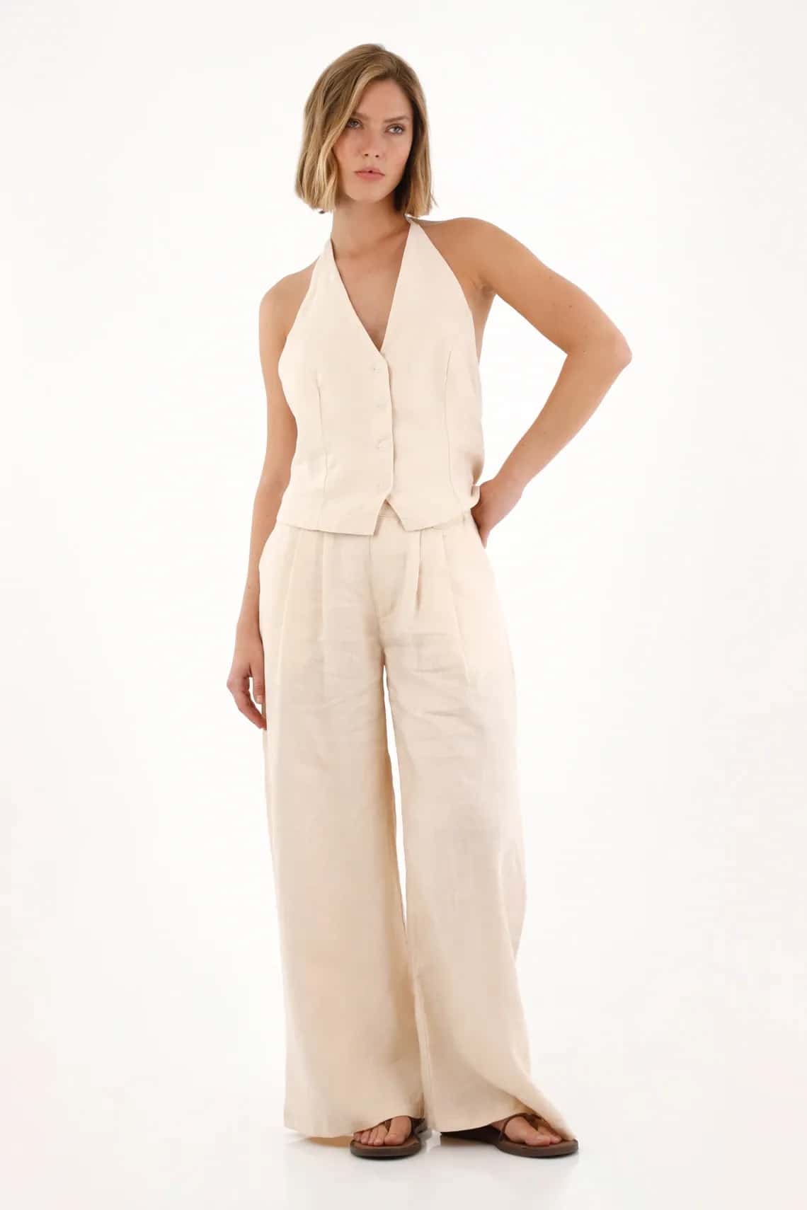 Pantalón para mujer de lino beige pierna ancha con pliegues frontales