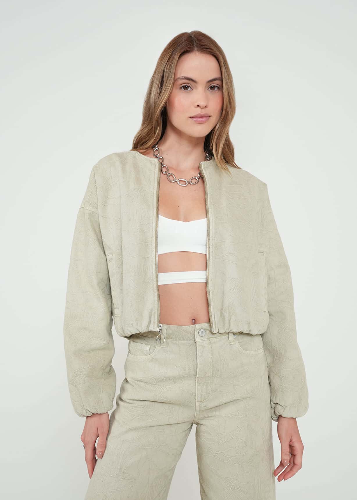 Chaqueta bordada con cierre