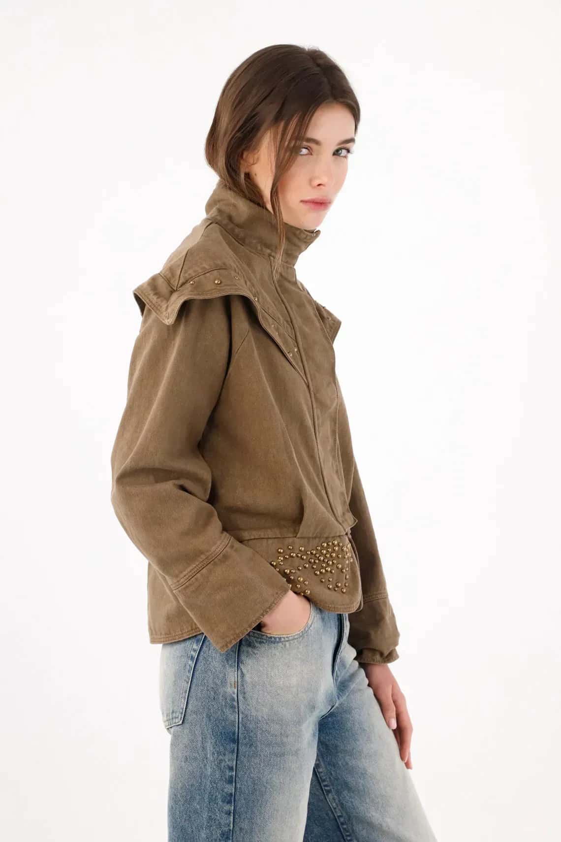 Chaqueta fit relajado tipo capa tachonado de algodón kaki para mujer