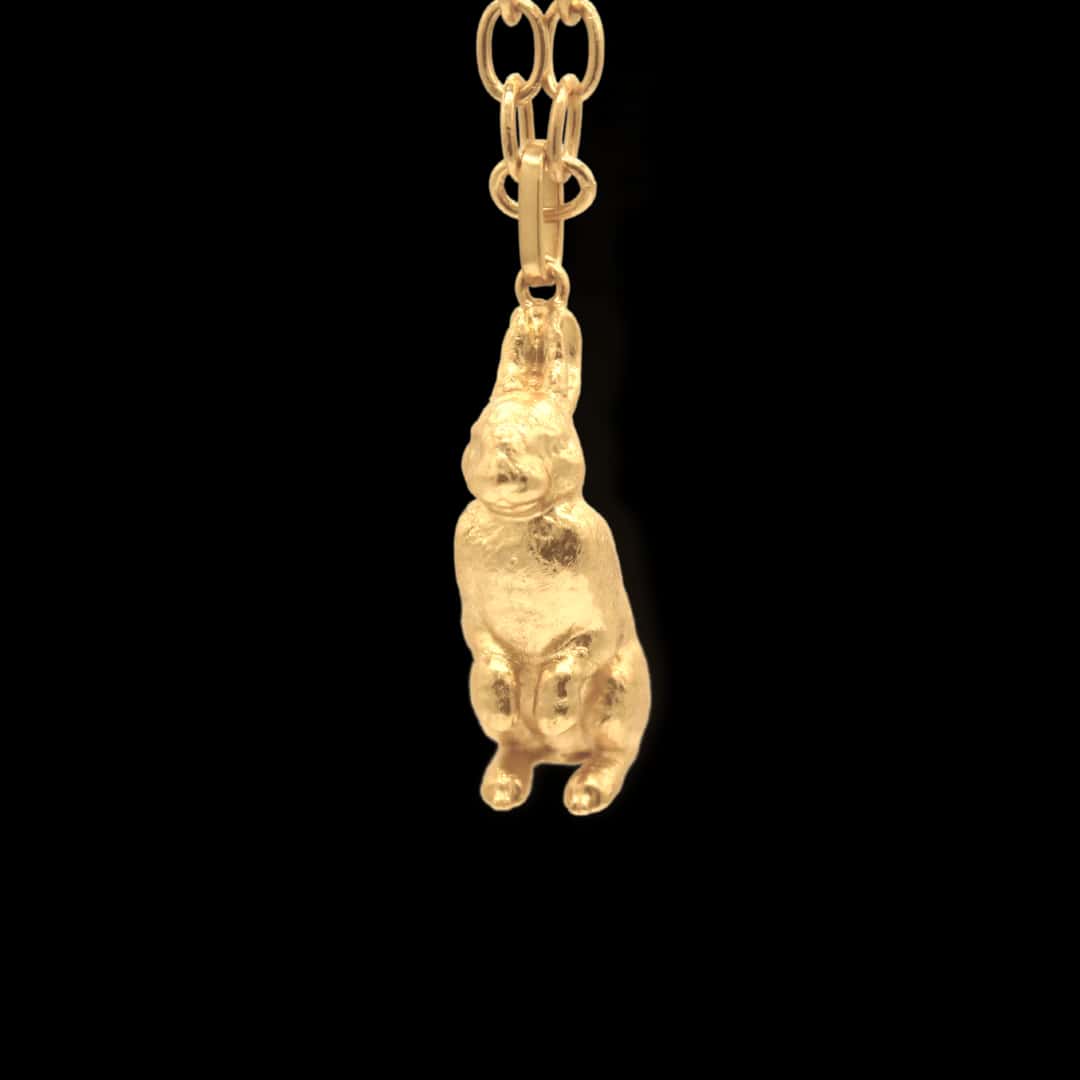 Cadena con liebre sentada grande