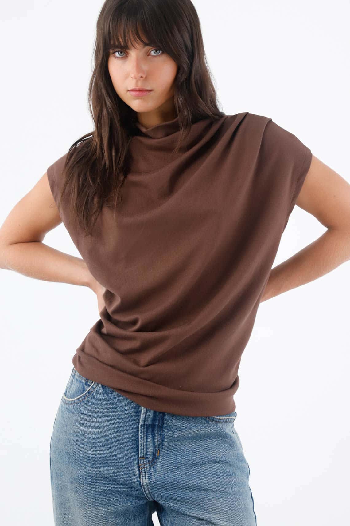 Camiseta para mujer de algodón café fit relajado con cuello drapeado