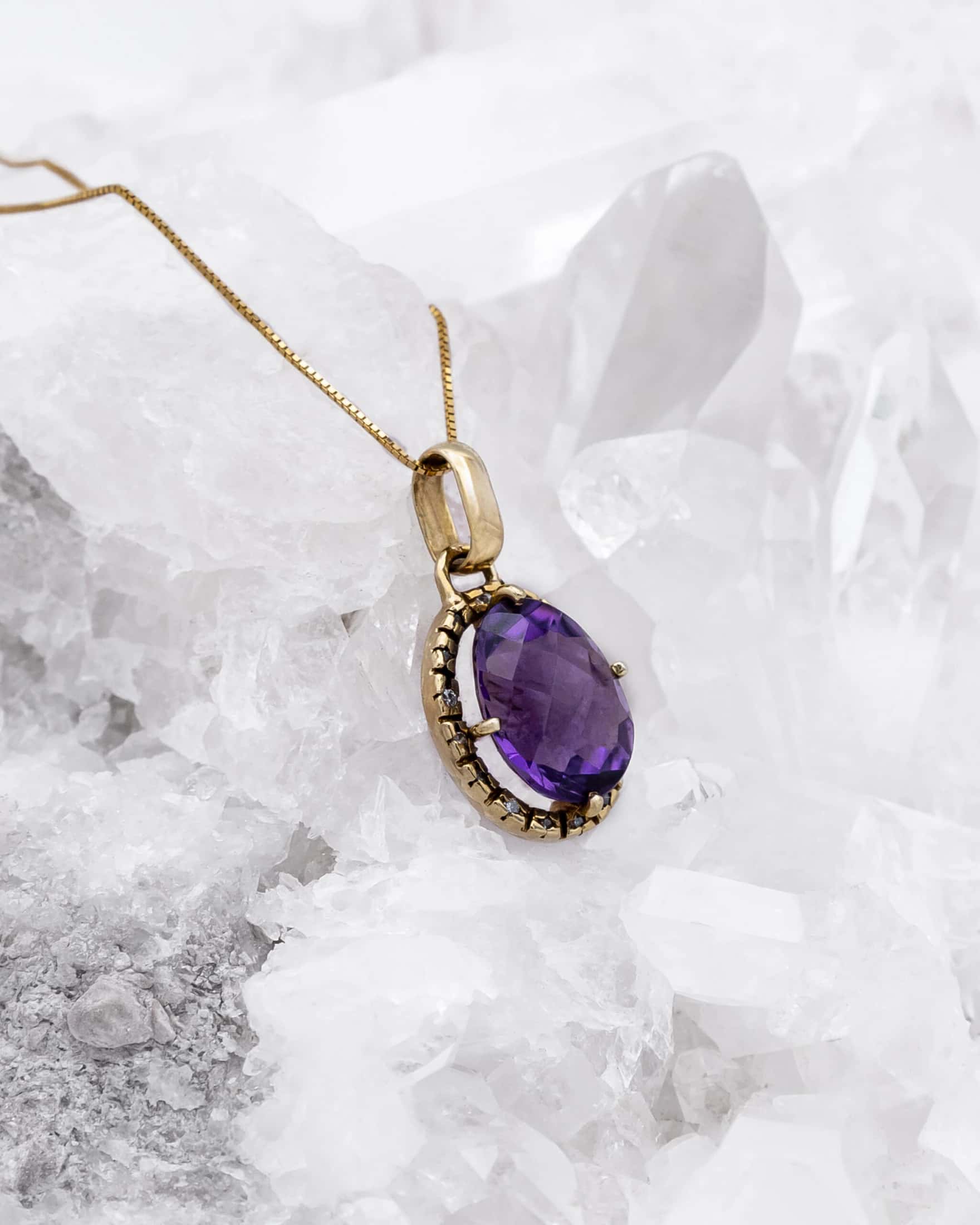 Dije Amatista con Diamantes en Oro amarillo18K