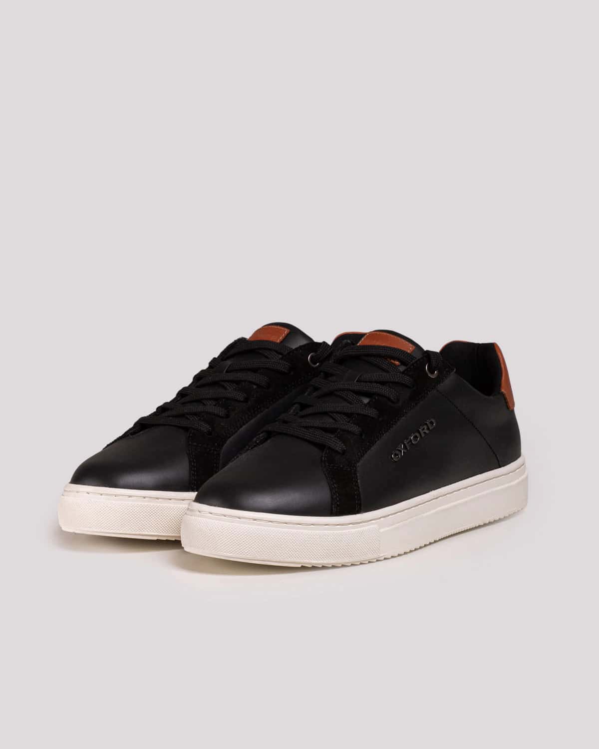 Calzado negro en cuero para hombre
