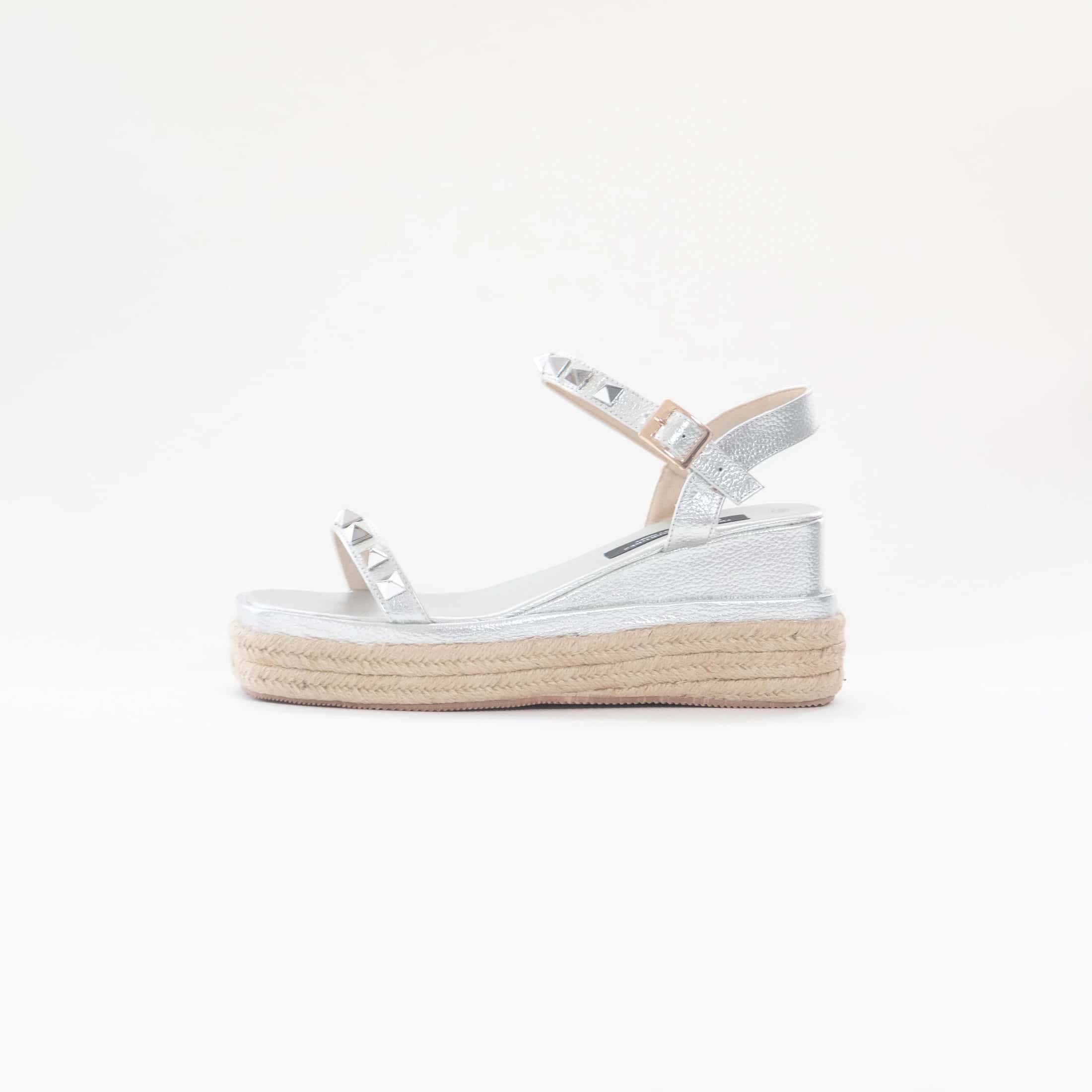 Sandalia Valeria | Con tacon bajo combinado con fibra natural y cuero en color plata con detalles de tachas en la parte superior