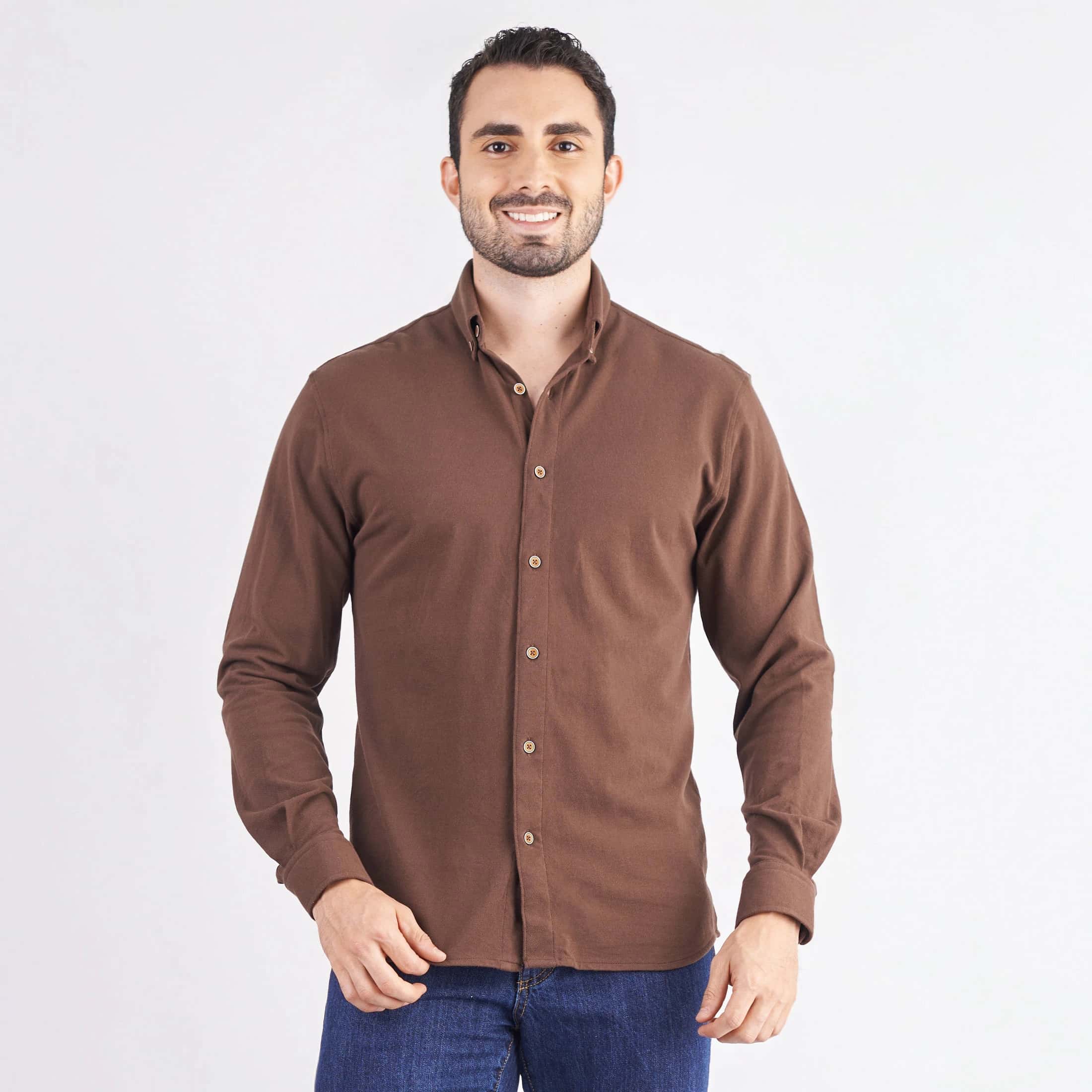 Camisa regular fit color café
