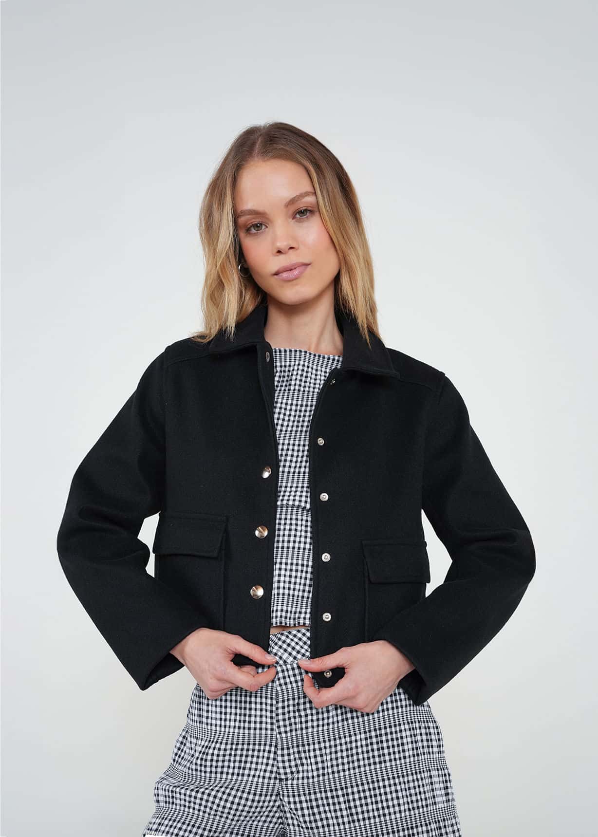 Chaqueta corta con botones