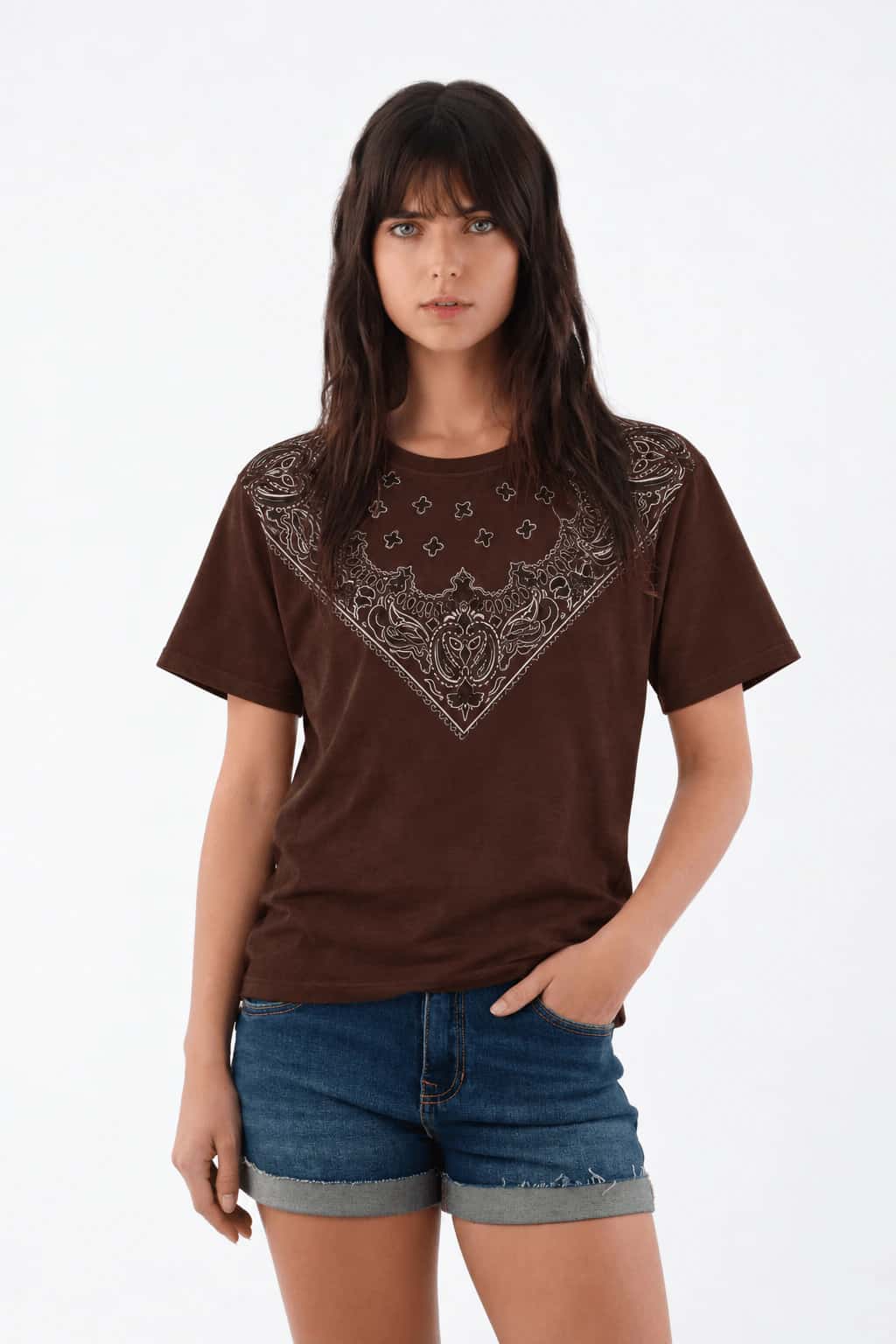 Camiseta regular fit con estampado bandana en marrón para mujer