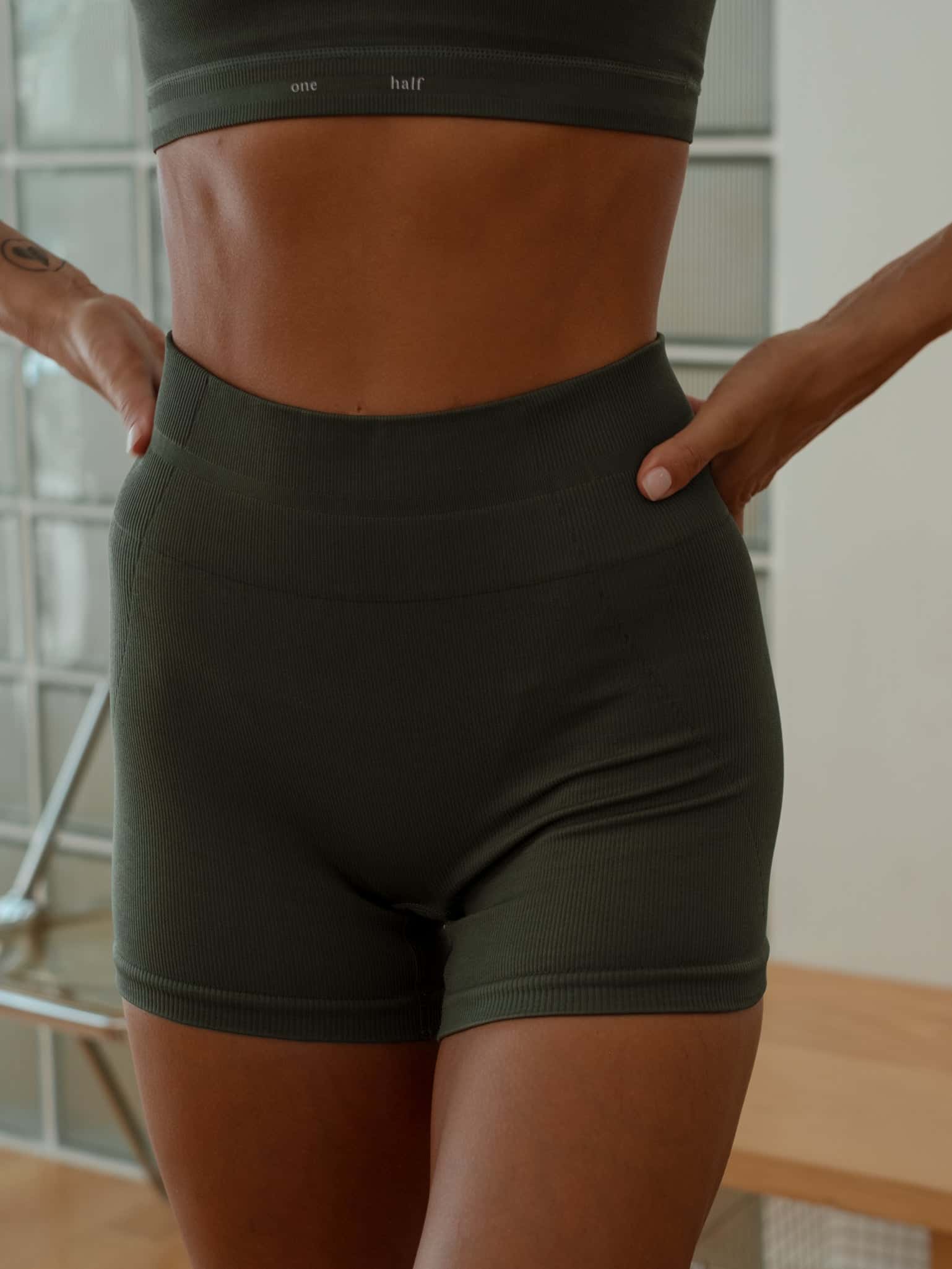 FORM SEAMLESS MINI SHORT - PESTO