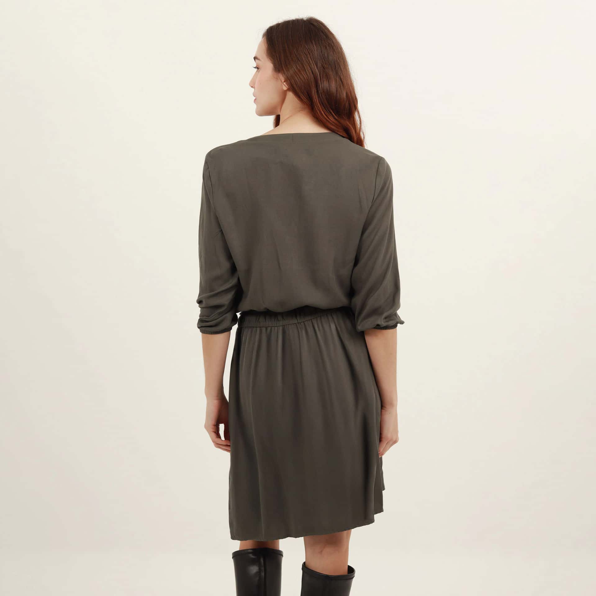 Vestido safary midi cuello nerú con ajuste en cintura - miniatura 8
