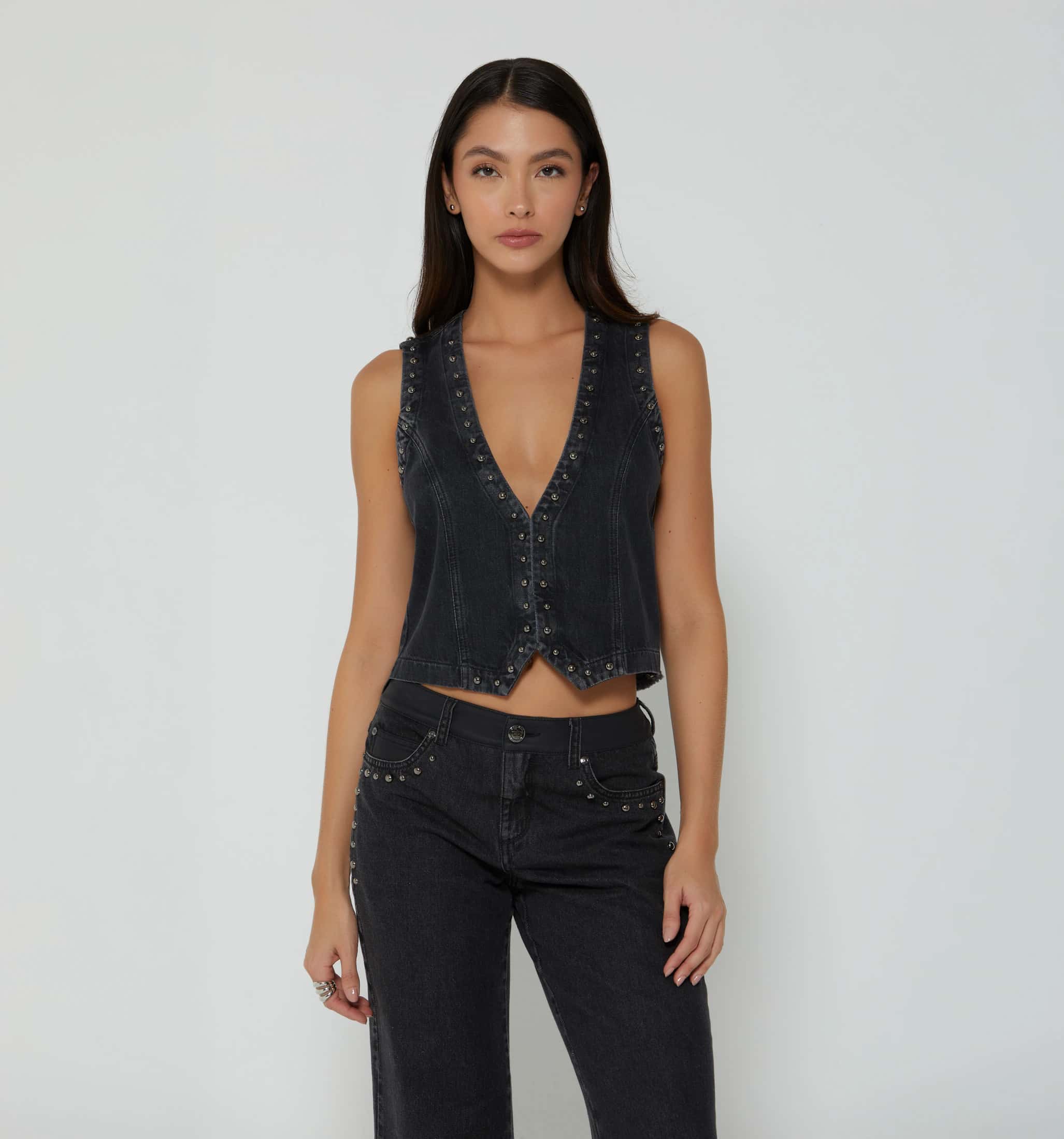 Chaleco  en denim con taches