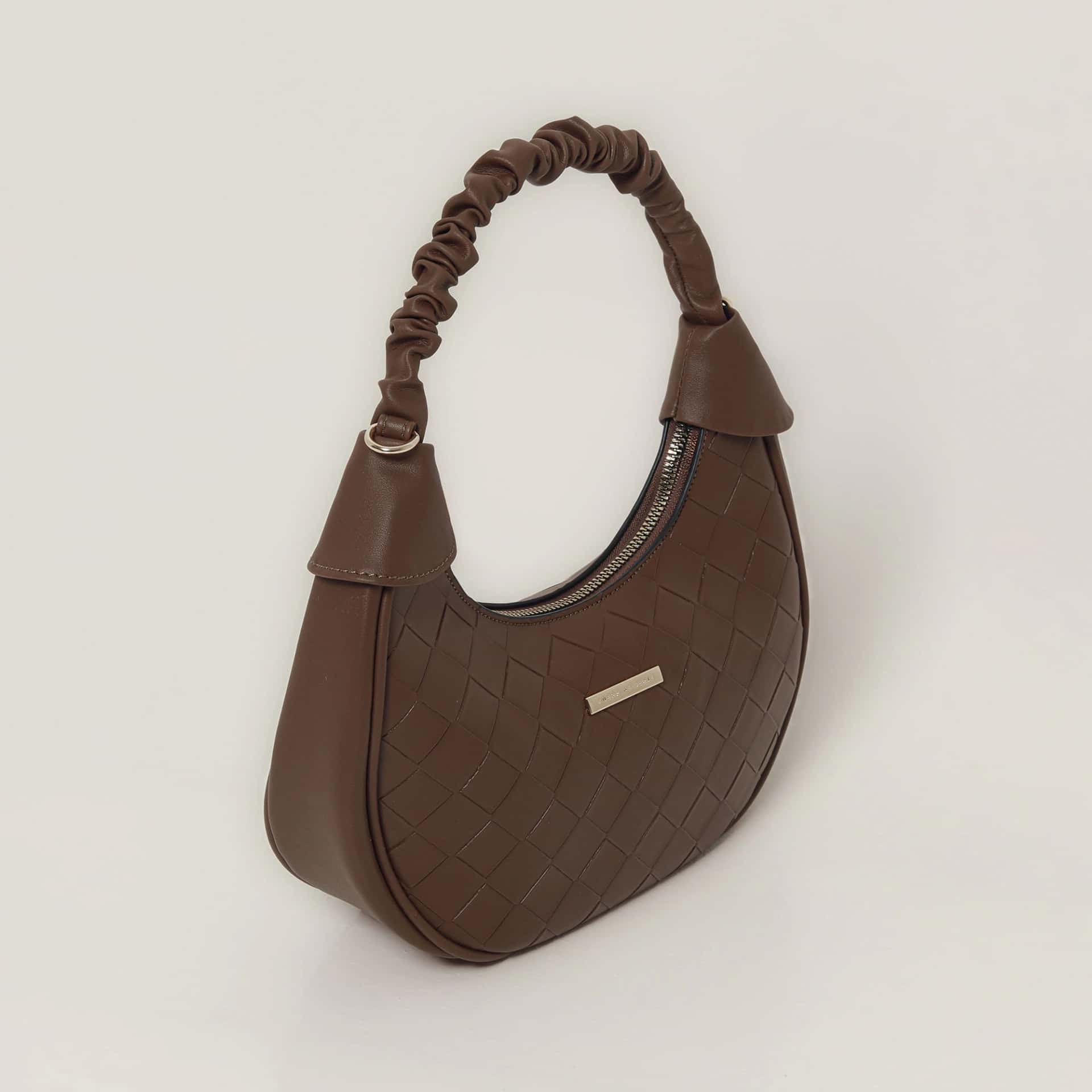 Bolso de hombro con textura
