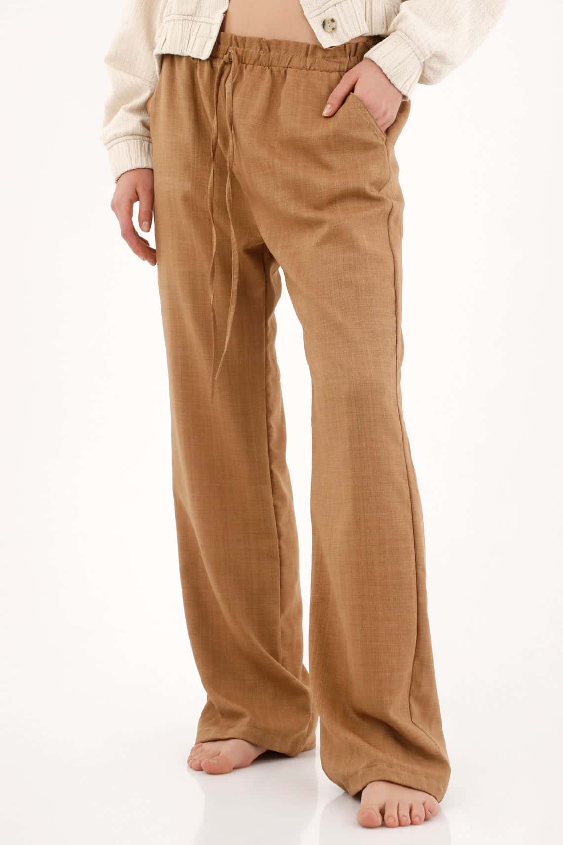 Pantalón recto con cintura elástica café para mujer
