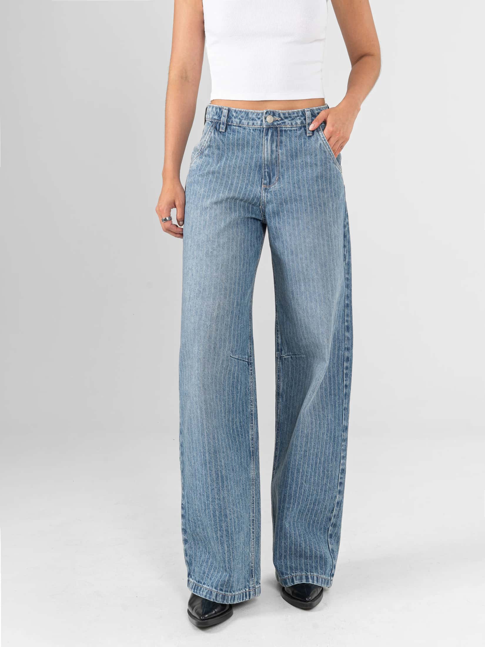 Ref: 066437 Jean wide leg, tiro alto, rígido, rayas, tono azul medio.