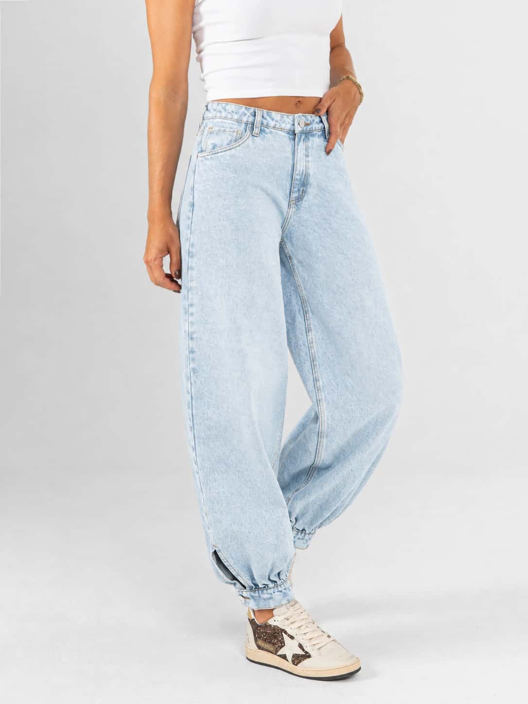 Ref: 066519 Jean baggy cropped, detalle en bota, rígido, tiro alto, tono azul claro. - miniatura 3