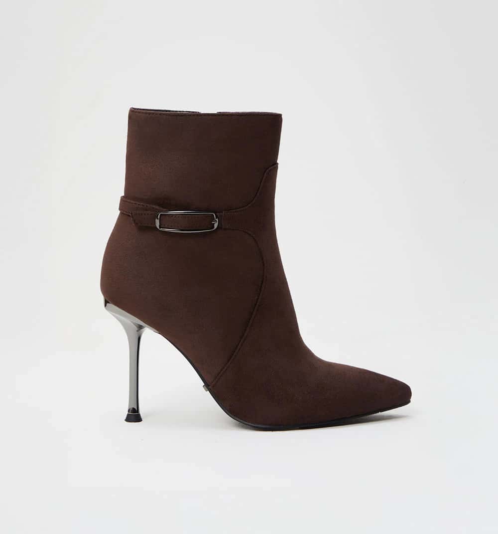Botin con herraje decorativo