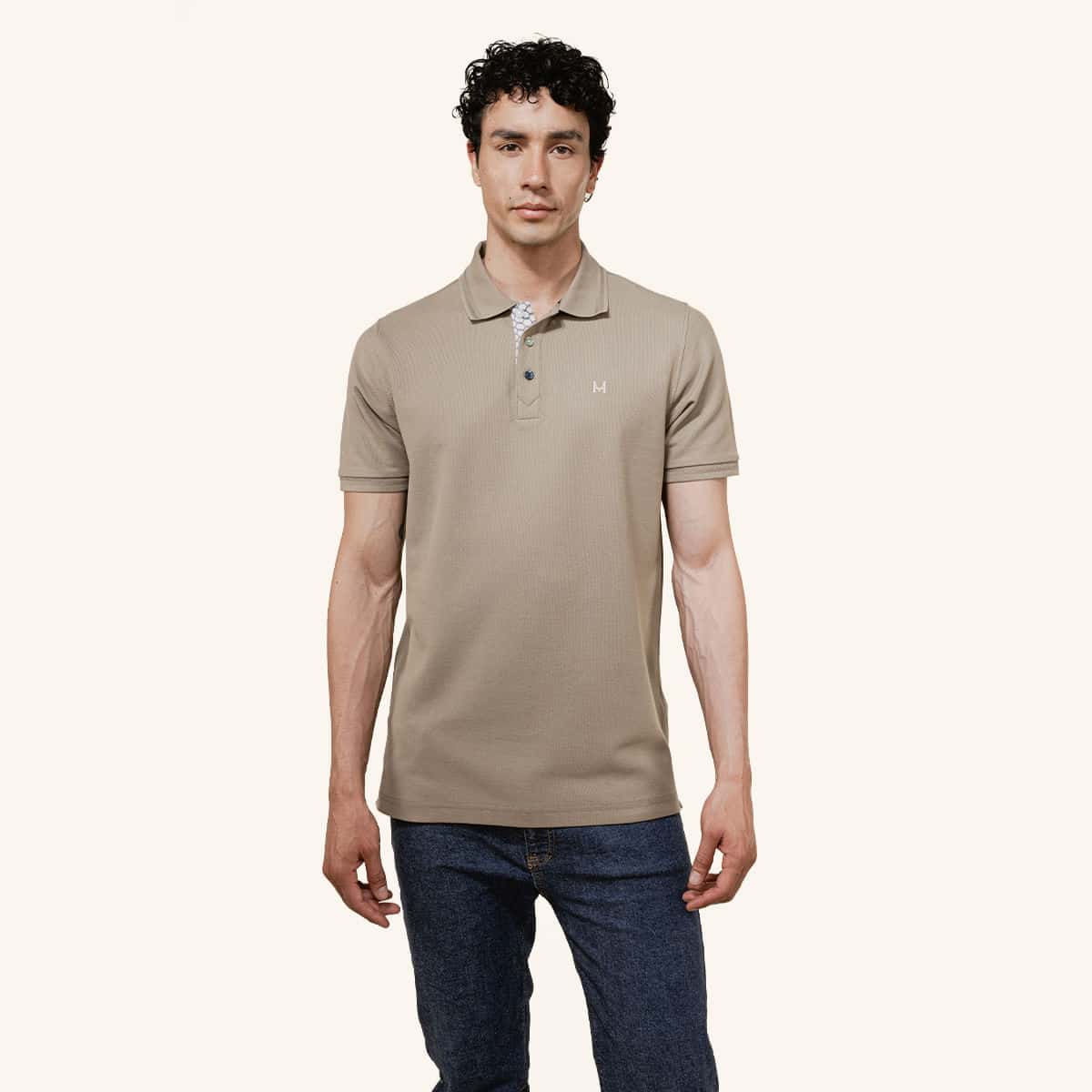 Camiseta Polo Emblema Arena Tierra Arriba