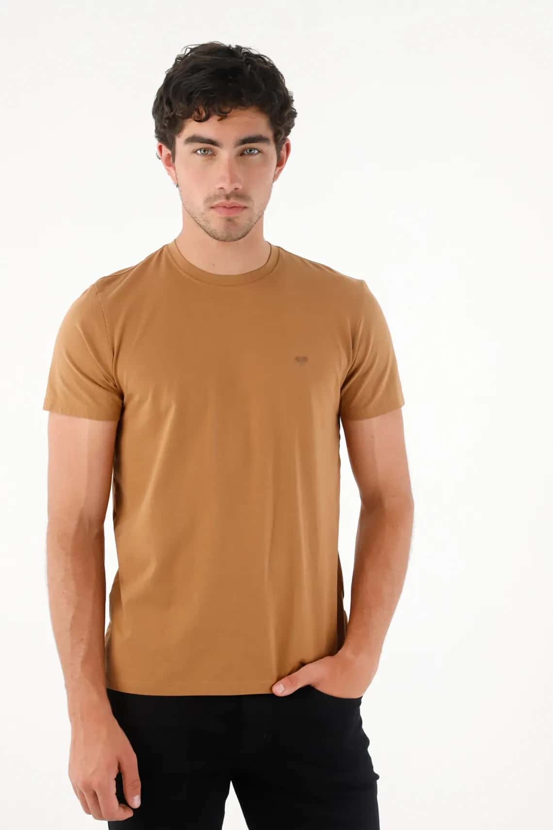 Camiseta con mini raqueta café para hombre