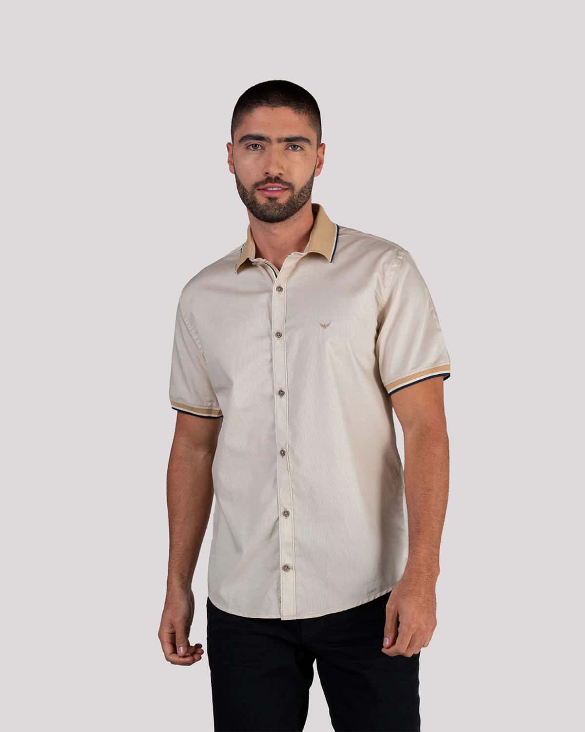 Camisa arena manga corta para hombre