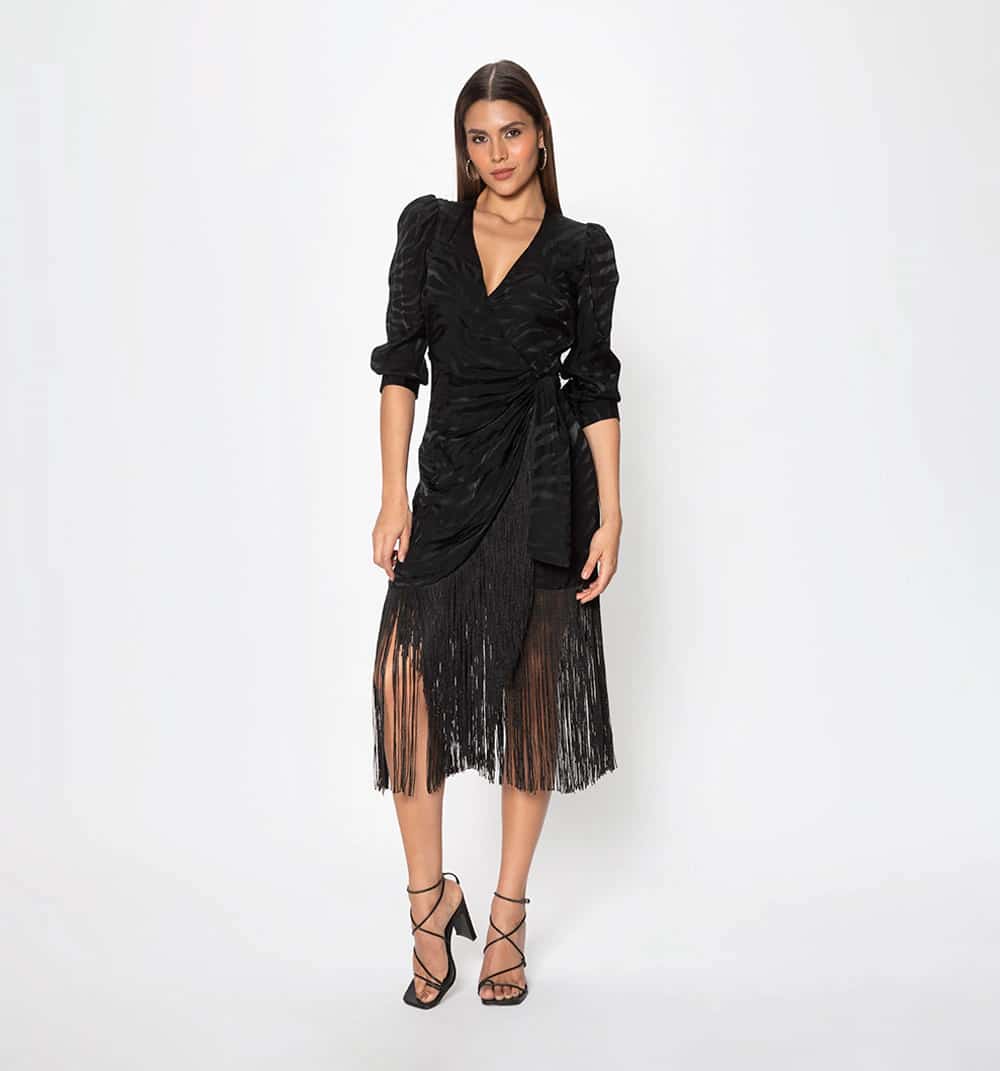 Vestido cruzado con flecos