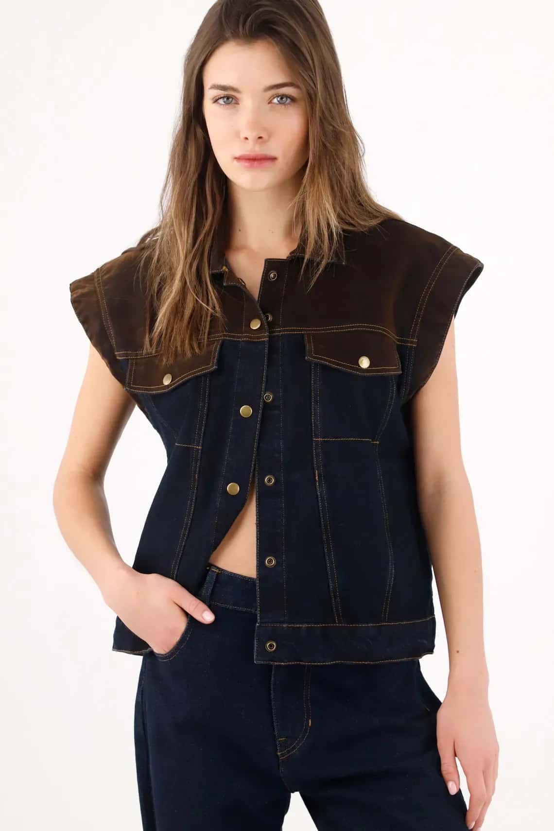 Chaleco recto con detalle superior en contraste en denim azul para mujer